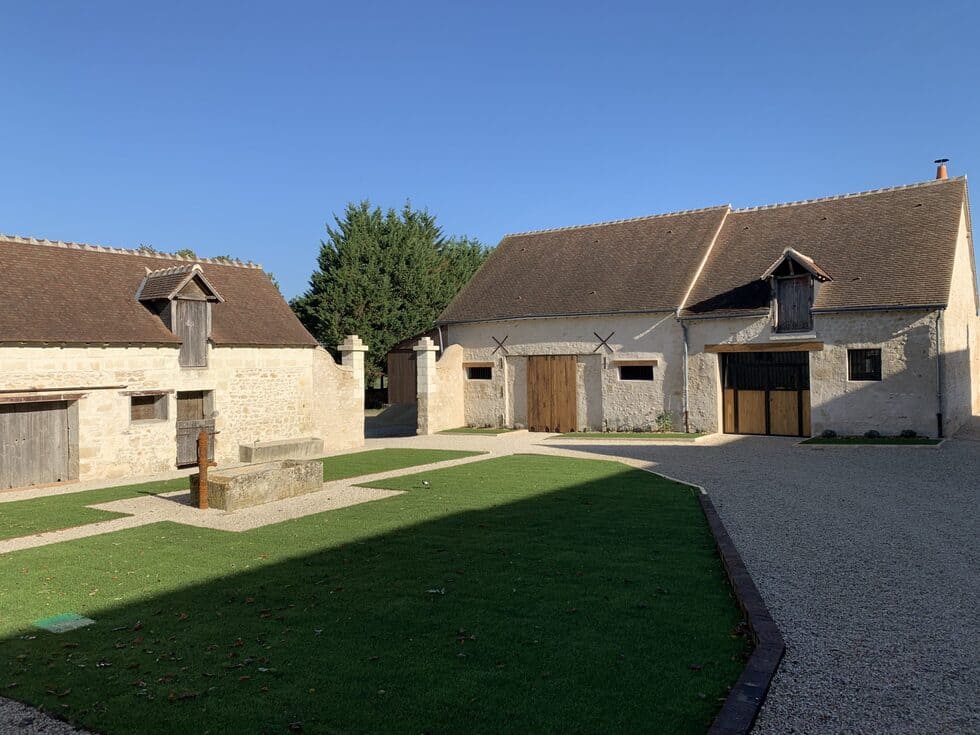 Grand espace extérieur dans ce gîte grande capacité au coeur de la Touraine : Le Grand Breuil