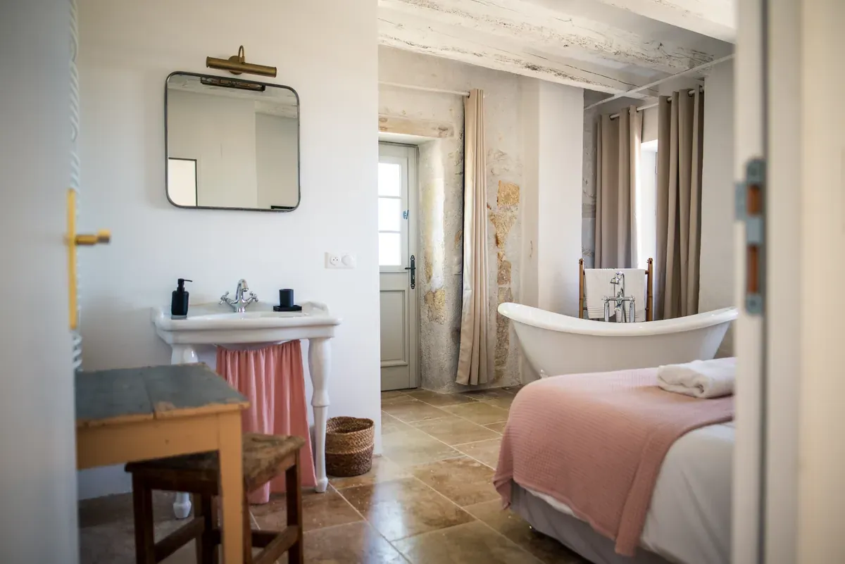 La chambre nuptiale et sa magnifique baignoire.