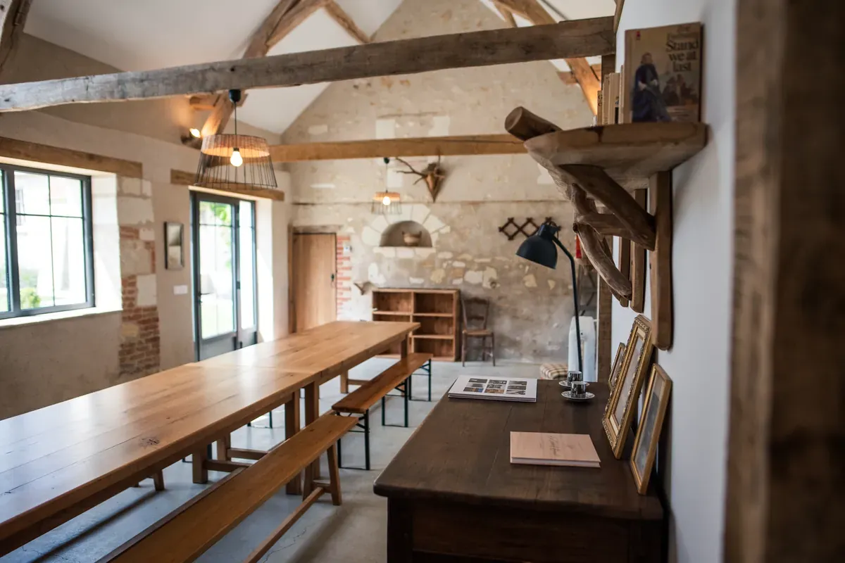 Une pièce tout confort pouvant accueillir jusqu'à 20 convives autour d'une table en bois massif.