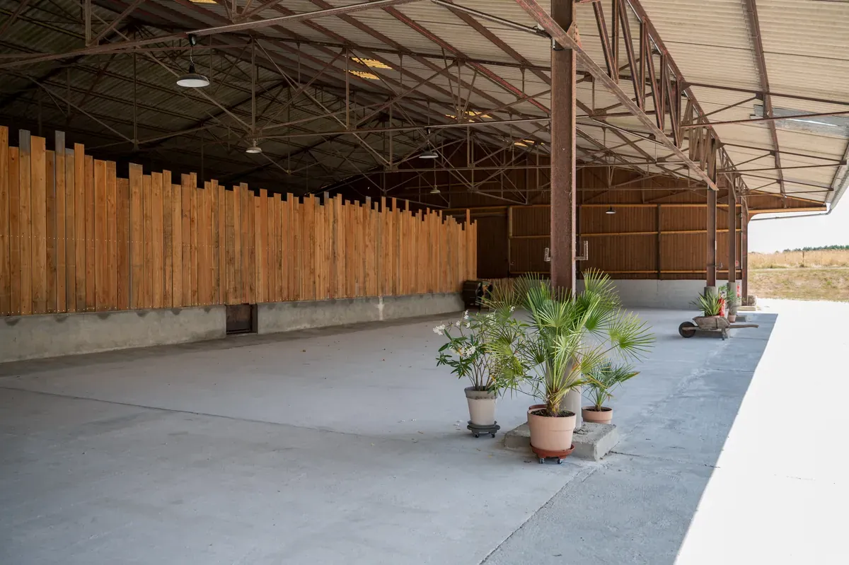 Un immense espace de 300m2 pour organiser votre cérémonie et votre cocktail à l'abri.