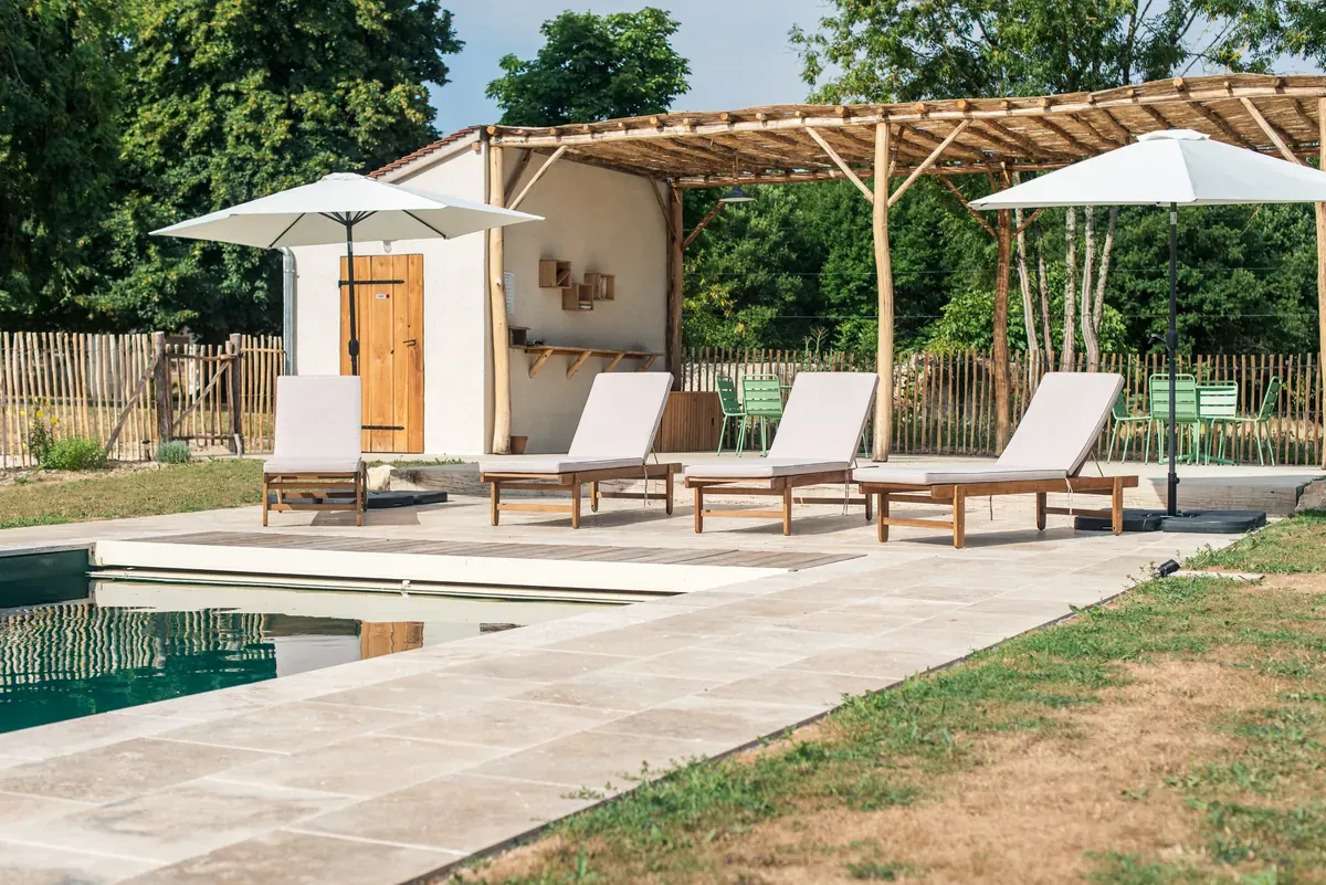 Notre piscine est entièrement sécurisée et chauffée, avec tout le mobilier disponible pour en profiter pleinement.