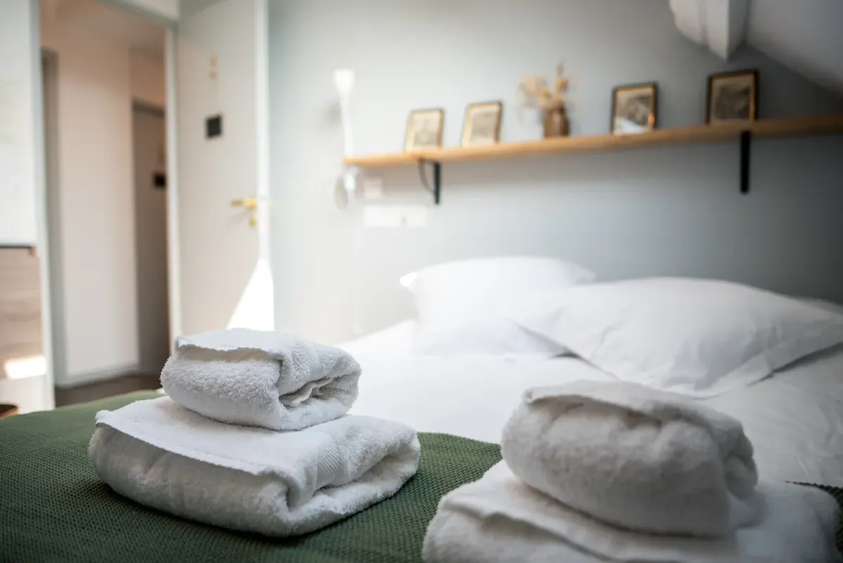Bienvenue dans nos chambres spacieuses tout confort !