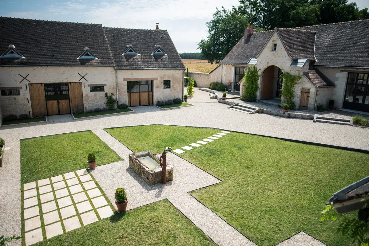 La cour principale du domaine, qui mêle minéral et végétal.