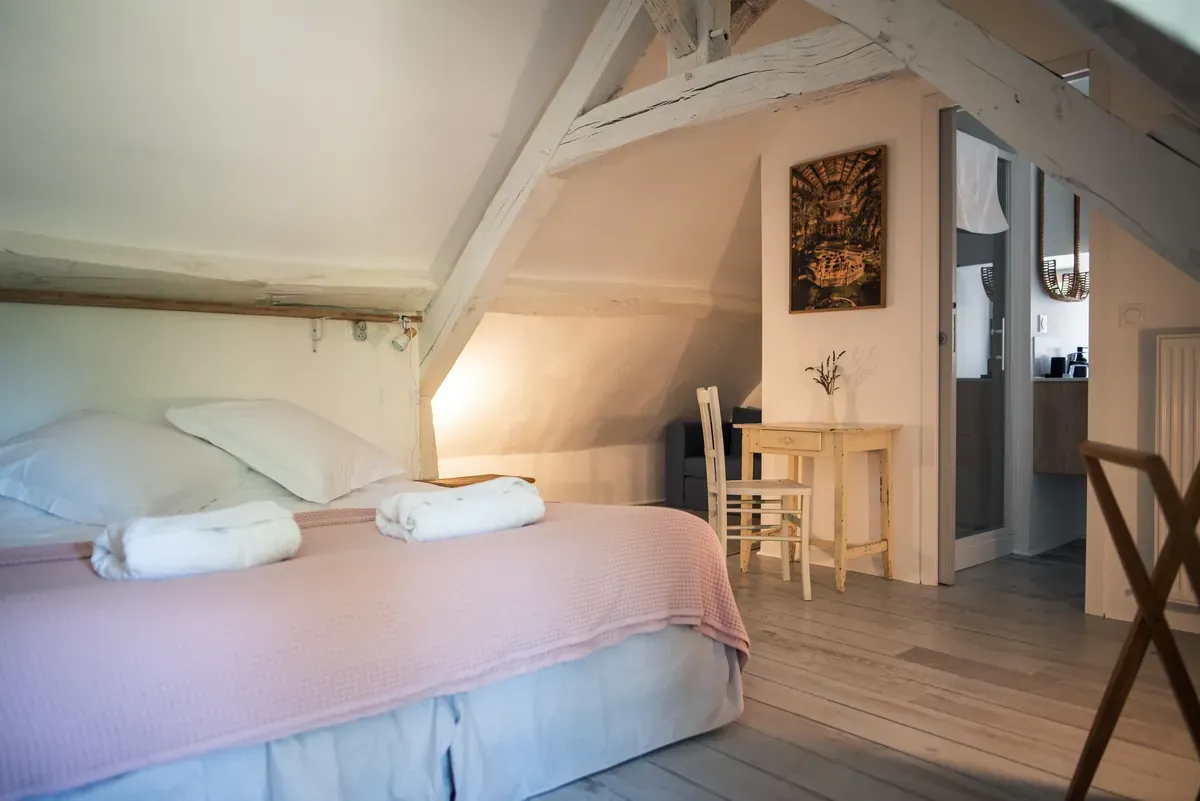 Des chambres spacieuses dans un cadre personnalisé.
