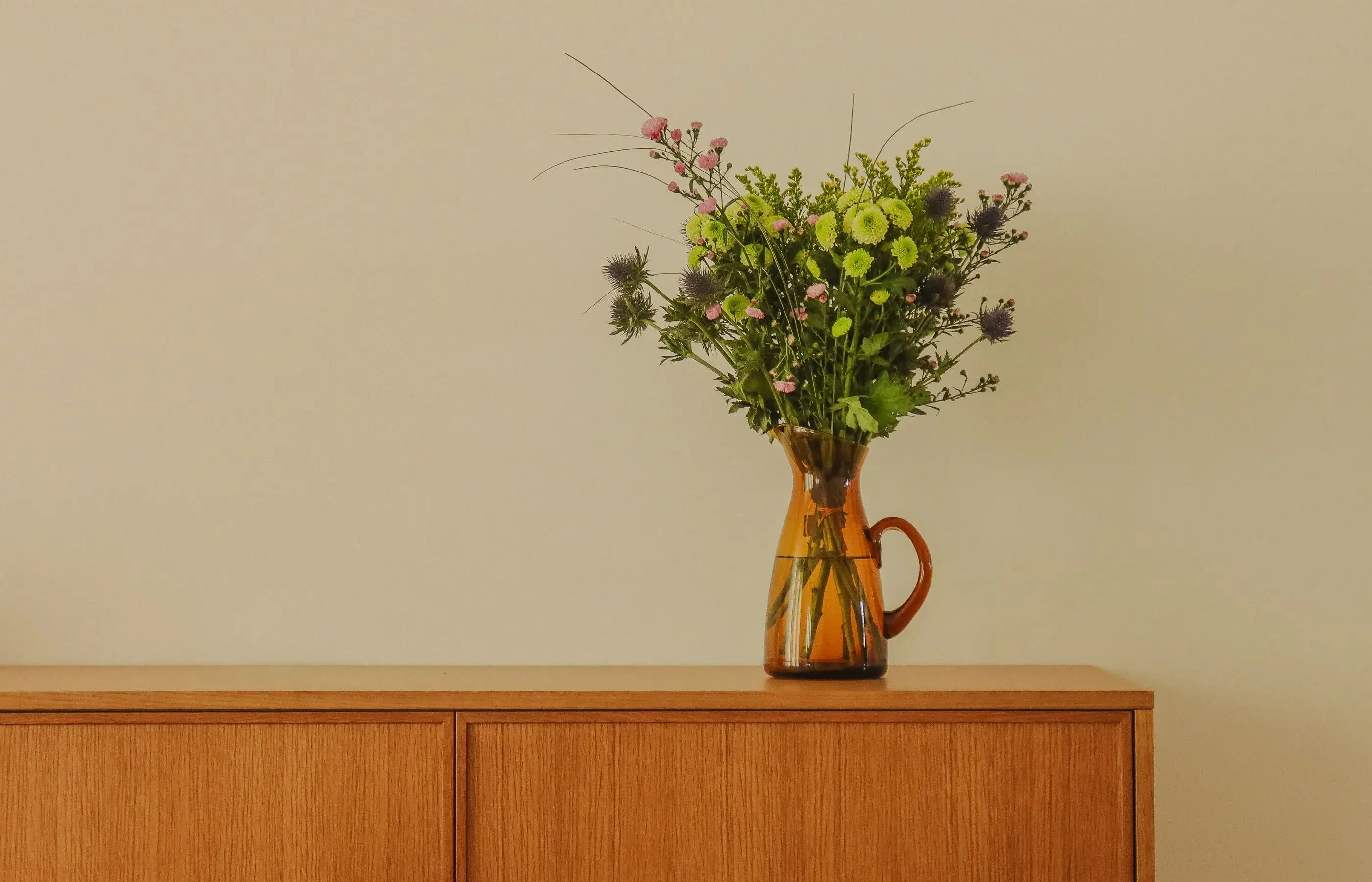 Vase sur une commode