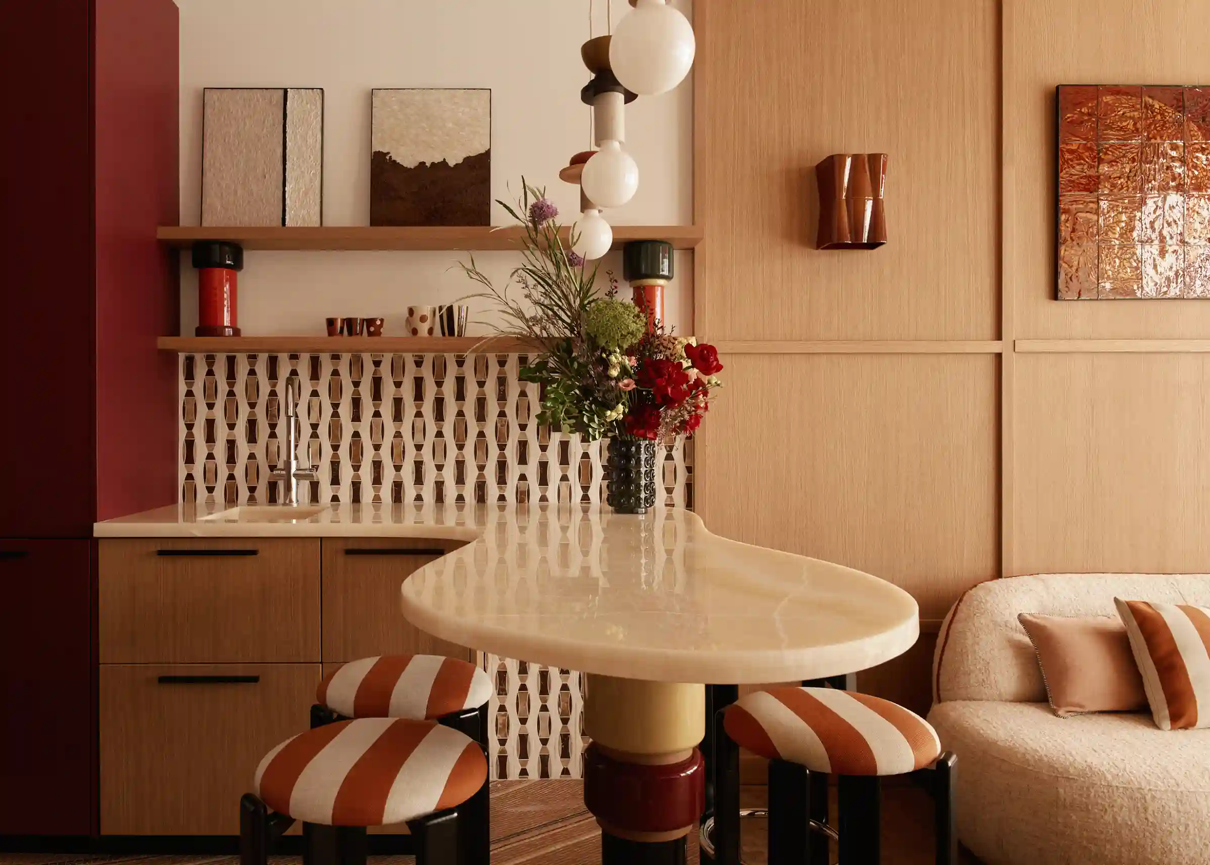 Cuisine ouverte et plan de travail en onyx