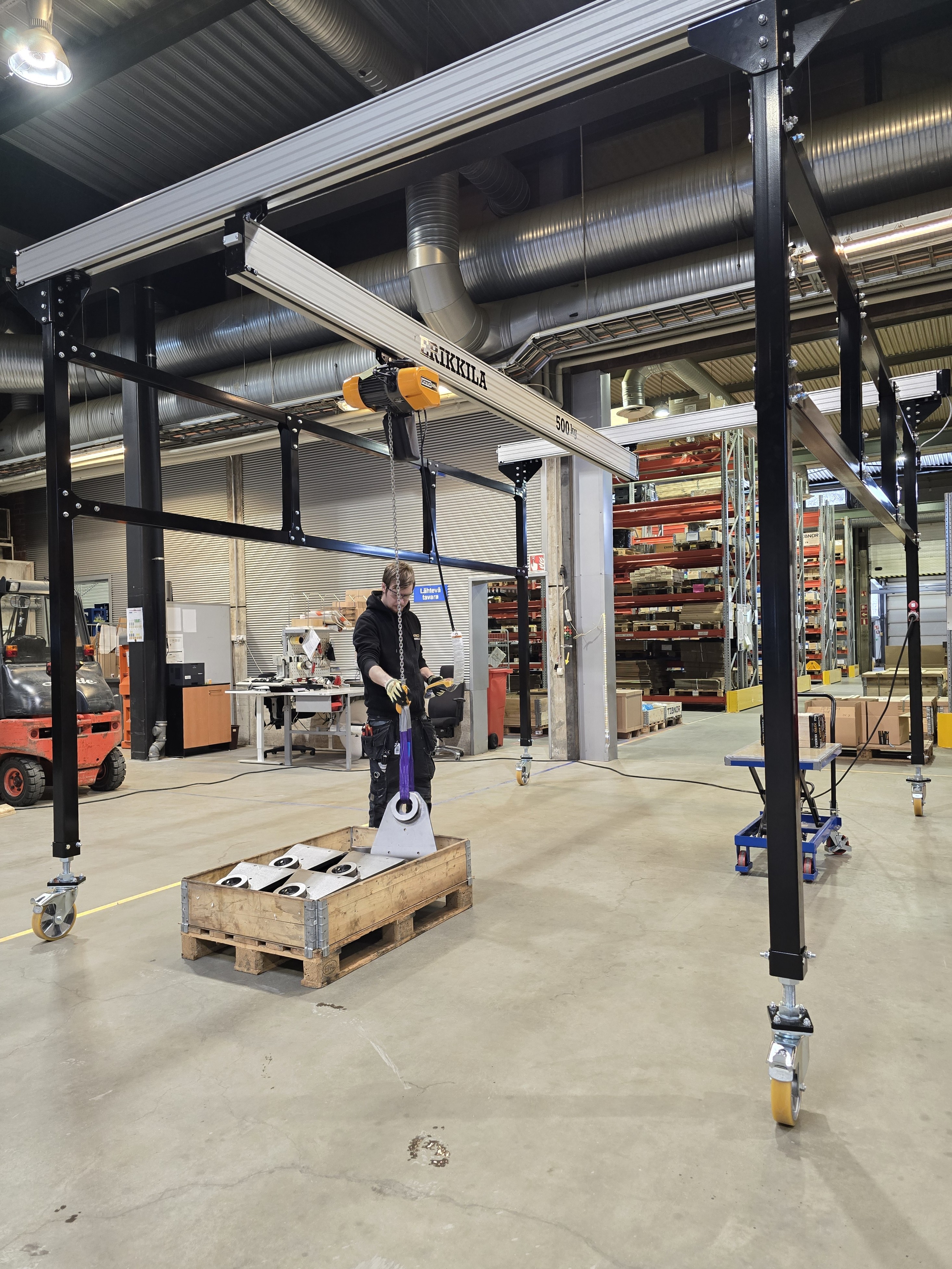 Flyttbar arbetsstationstravers från Erikkila – ergonomisk lyftutrustning för industri, service och uthyrning. Enkel att installera, mobil traverslösning, perfekt för flexibla arbetsmiljöer.