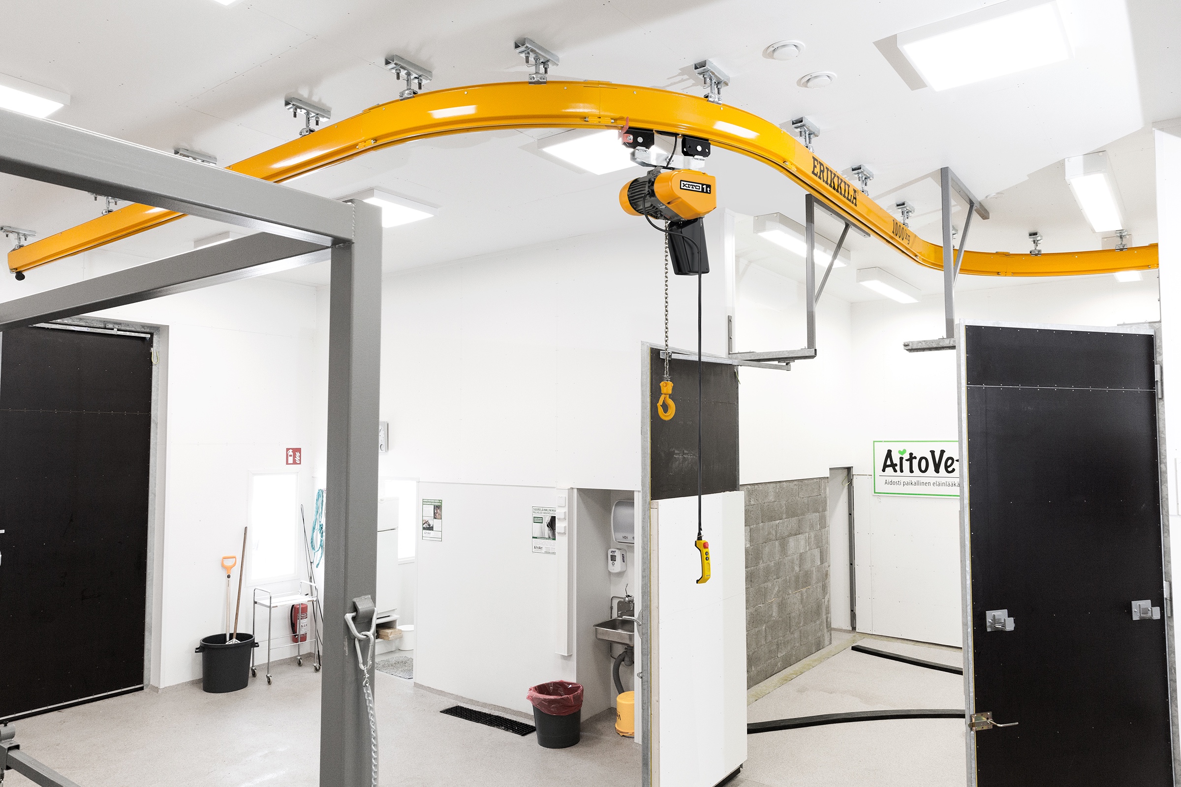 Enkelbana i stål från ERIKKILA för säker och effektiv materialhantering i industriella miljöer.