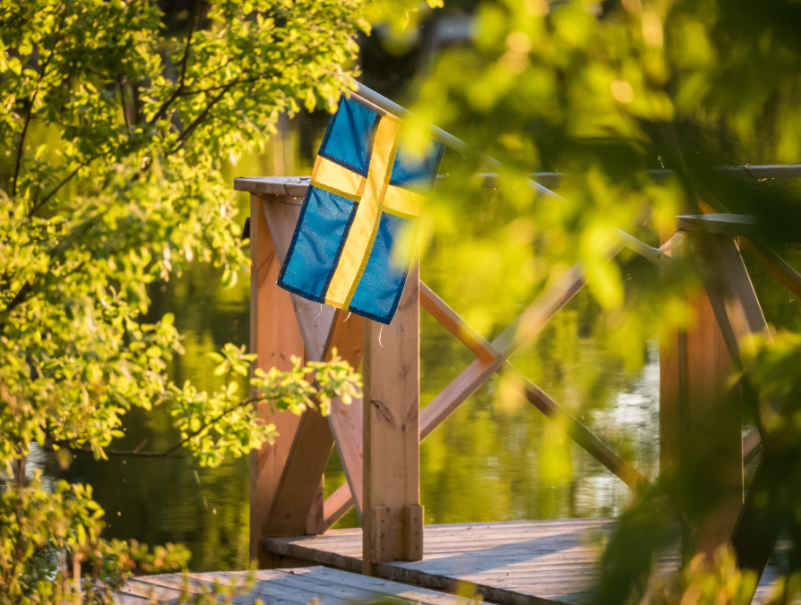 Sommarbild med svensk flagga