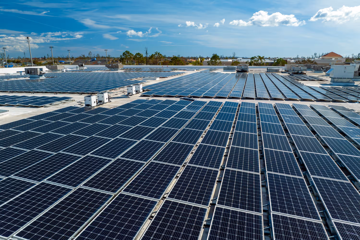 Photovoltaikanlage auf dem Dach eines gewerblichen Gebäudes bei Tageslicht, mit modernen Solarmodulen zur Eigenstromversorgung. Symbolbild für nachhaltige Energieversorgung in Industrie und Gewerbe