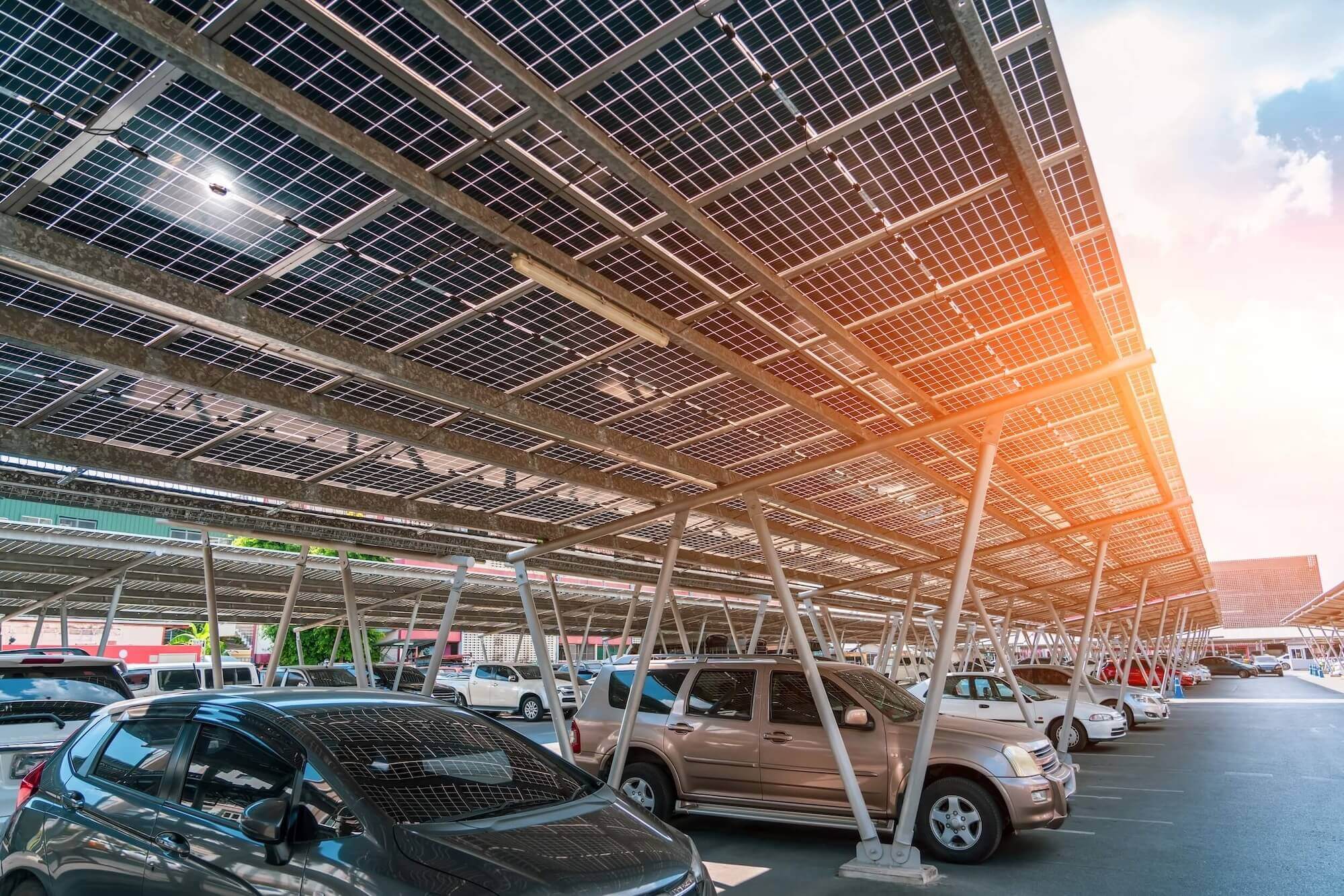 Solar Carports wandeln Sonnenenergie in Strom um