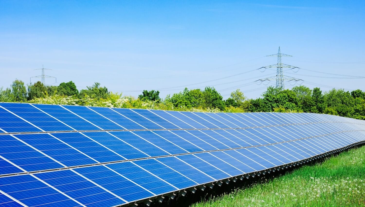 Freiflächen-Photovoltaik ist besonders dann interessant, wenn die Dachflächen begrenzt sind.