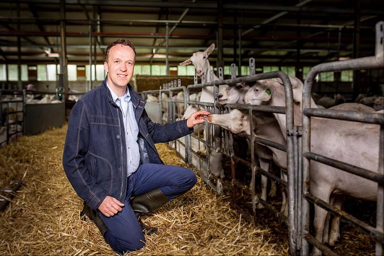 Landwirt Teus de Jong im Ziegenstall mit Fokus auf Tierwohl und nachhaltiger Energie