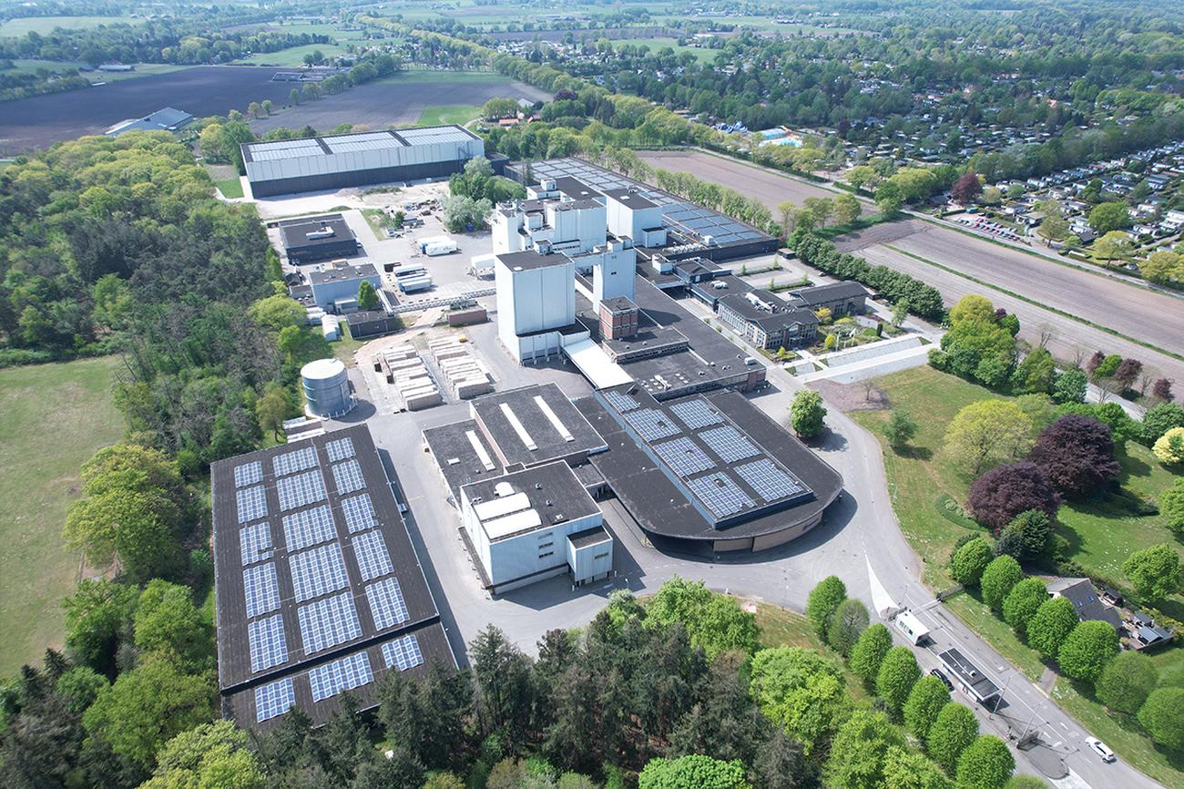 Produktionsgebäude von Denkavit mit Photovoltaikanlagen in grüner Landschaft