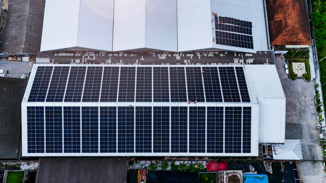 Gewerbliche Solaranlage auf dem Dach einer Lagerhalle aus der Vogelperspektive
