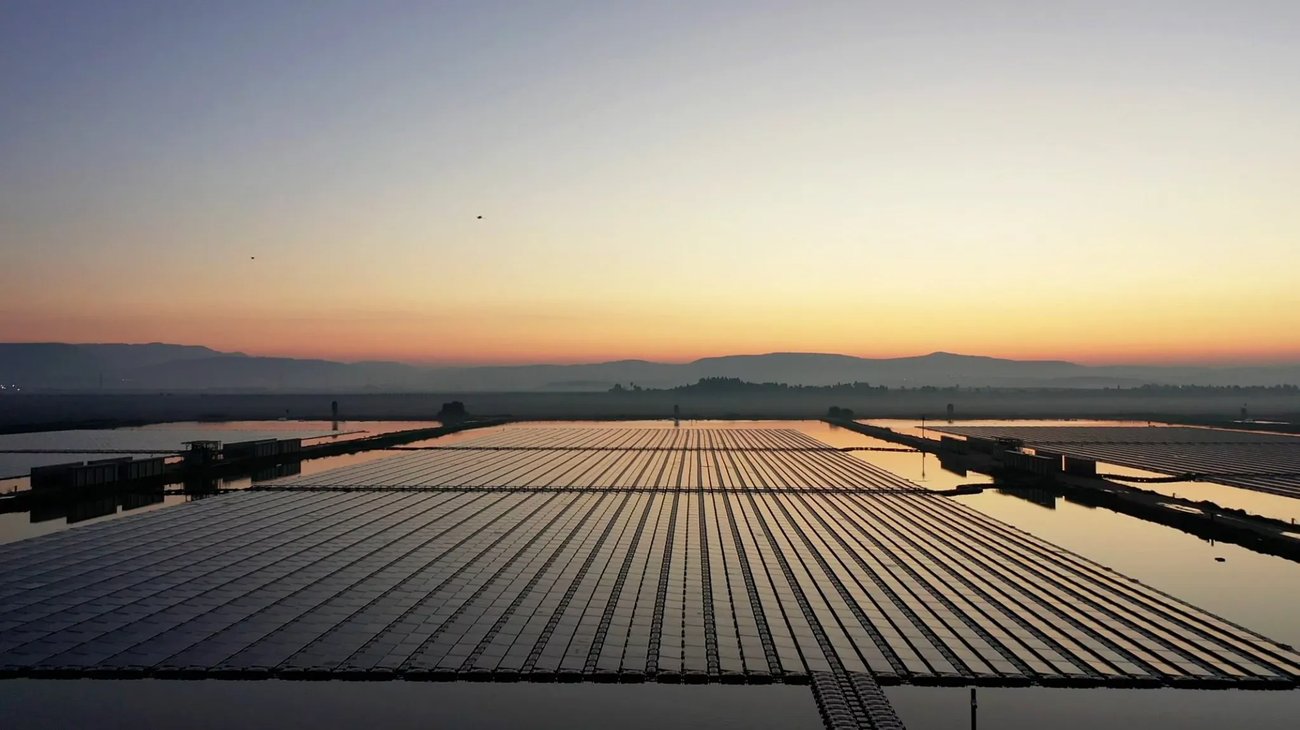 Schwimmende Solaranlage bei Sonnenuntergang – Spiegelung auf Wasserflächen mit Technikinseln“