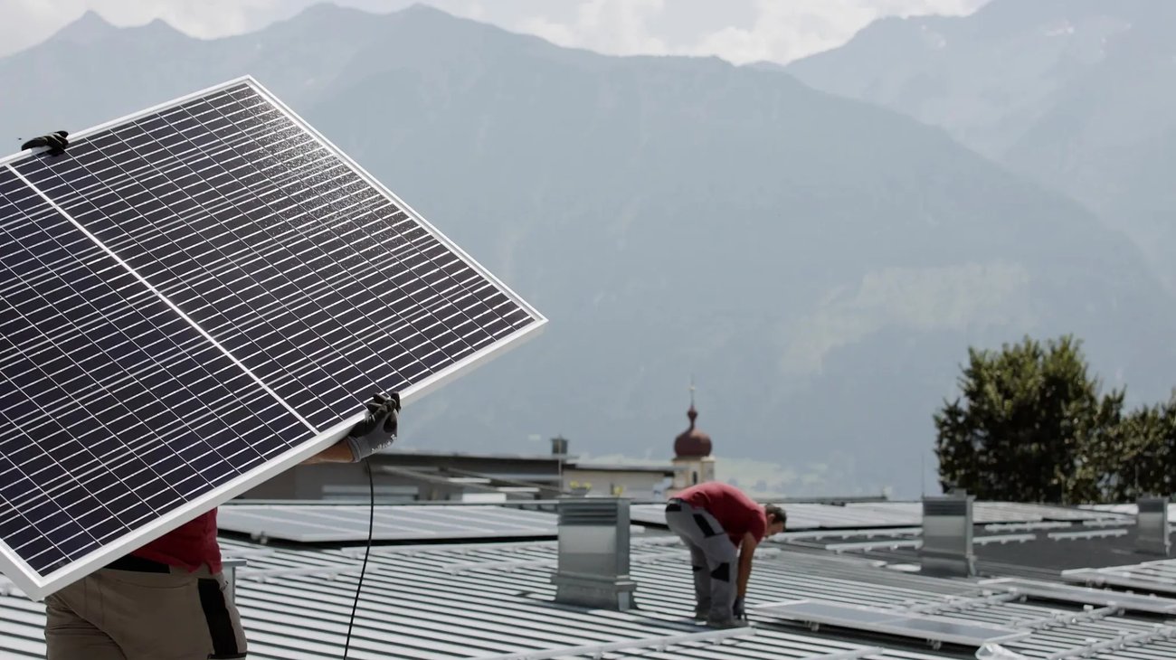 Montage eines Solarmoduls auf dem Dach des Pflegeheims Mieming durch Fachpersonal