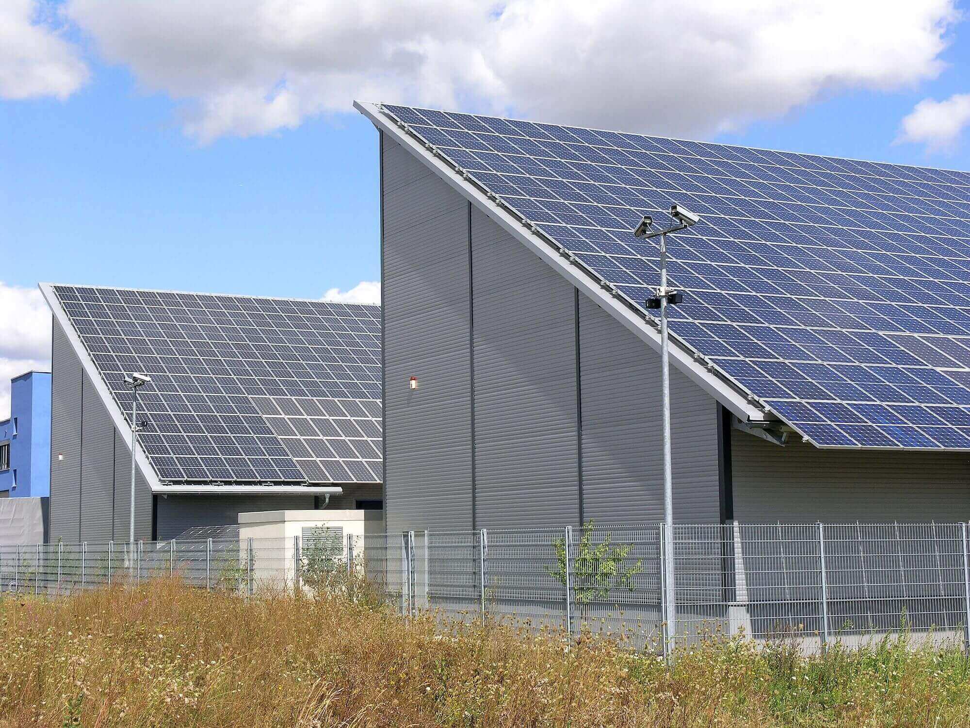 Großflächige Photovoltaik-Solaranlagen auf Dächern von Gewerbegebäuden