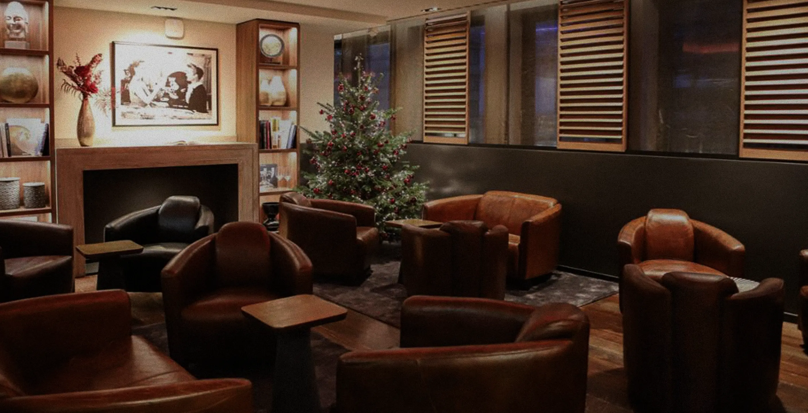 Die gemütliche Wein-Lounge des Restaurants weihnachtlich dekoriert.