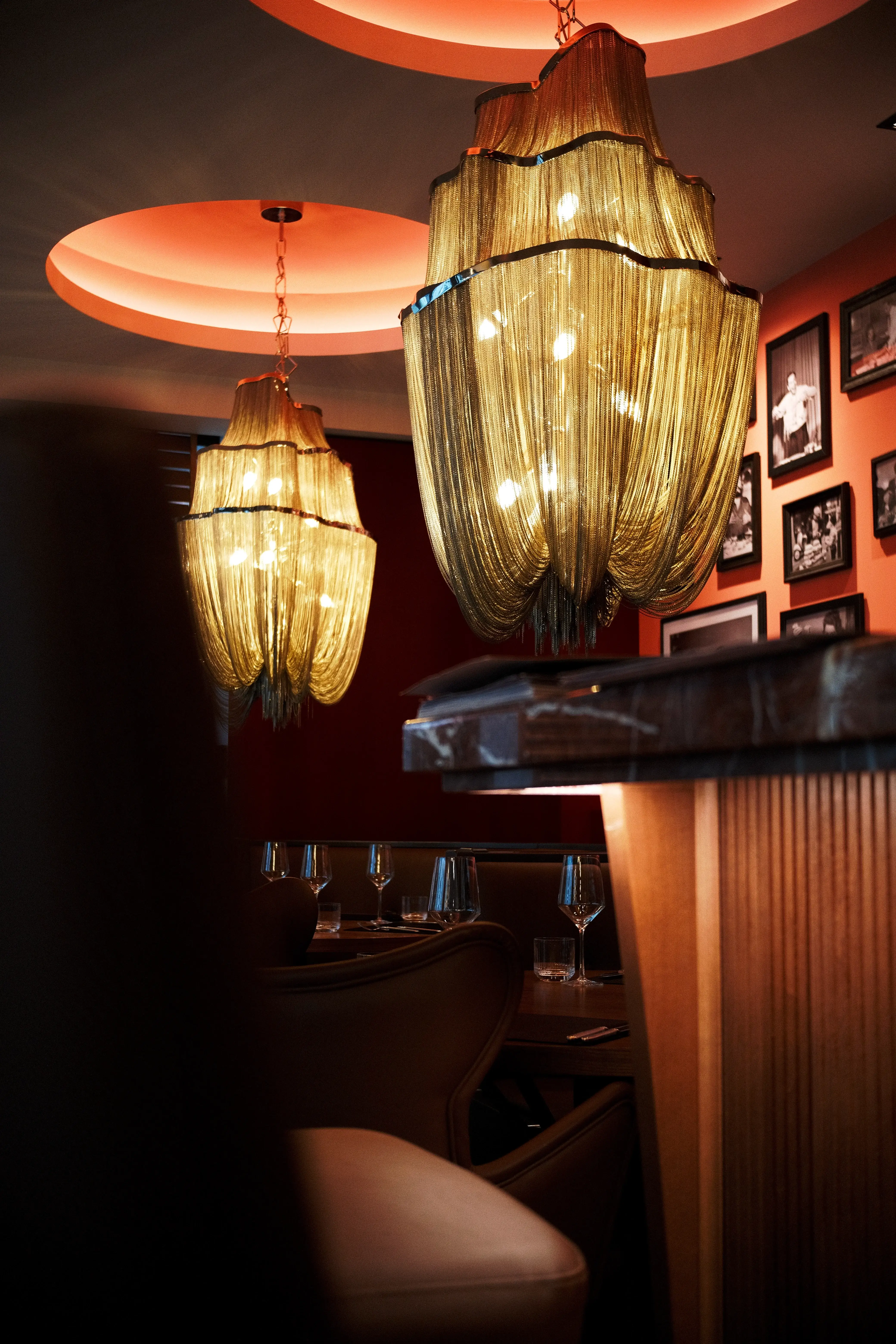 Zwei große Retro-Kronleuchter über einer eingedeckten Tafel