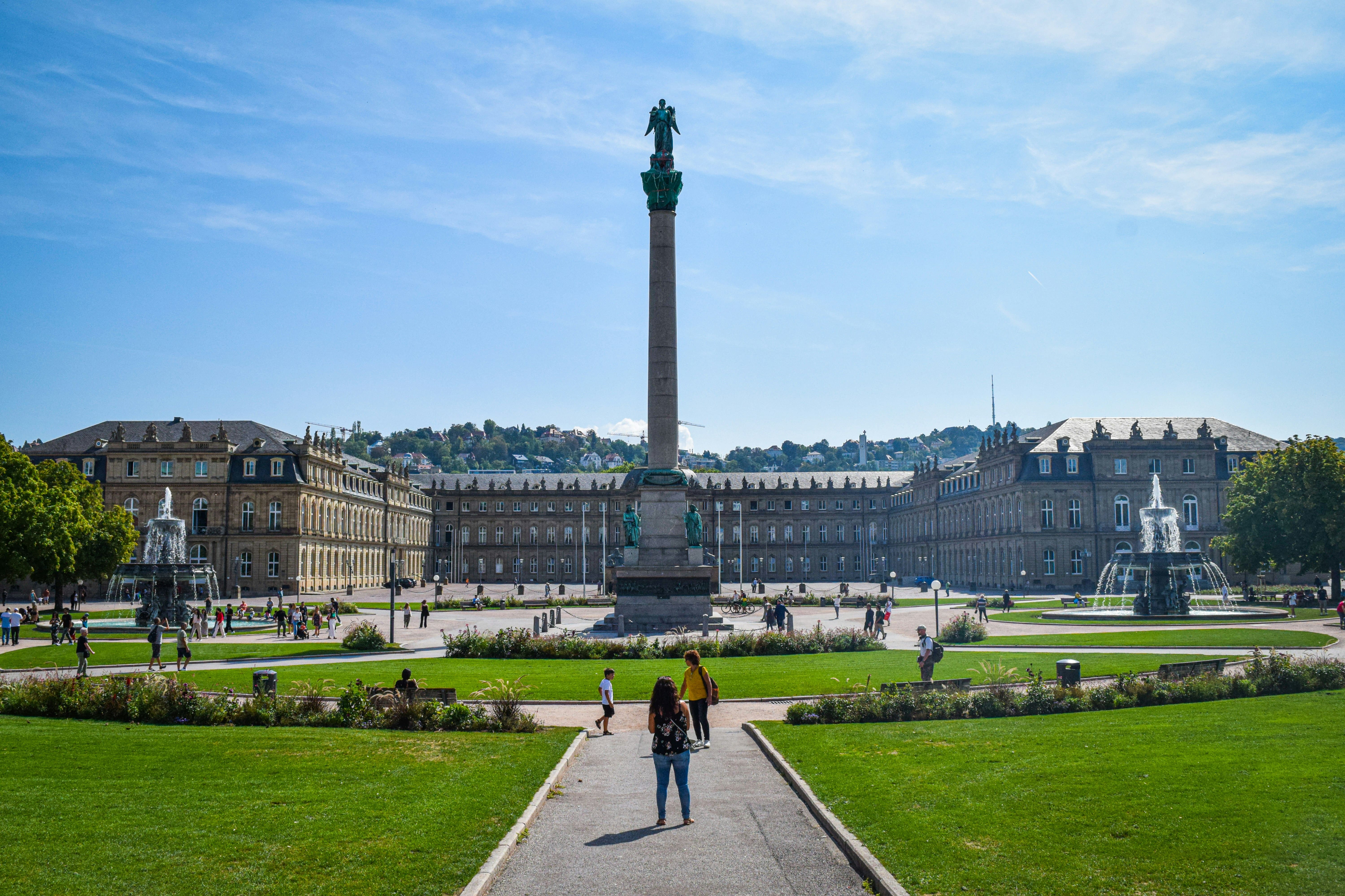 Foto von <a href="https://unsplash.com/de/@martzzl?utm_content=creditCopyText&utm_medium=referral&utm_source=unsplash">Marcel Strauß</a> auf <a href="https://unsplash.com/de/fotos/menschen-die-tagsuber-auf-der-strasse-in-der-nahe-des-weissen-betongebaudes-spazieren-gehen-scRAqYkxxqw?utm_content=creditCopyText&utm_medium=referral&utm_source=unsplash">Unsplash</a>       