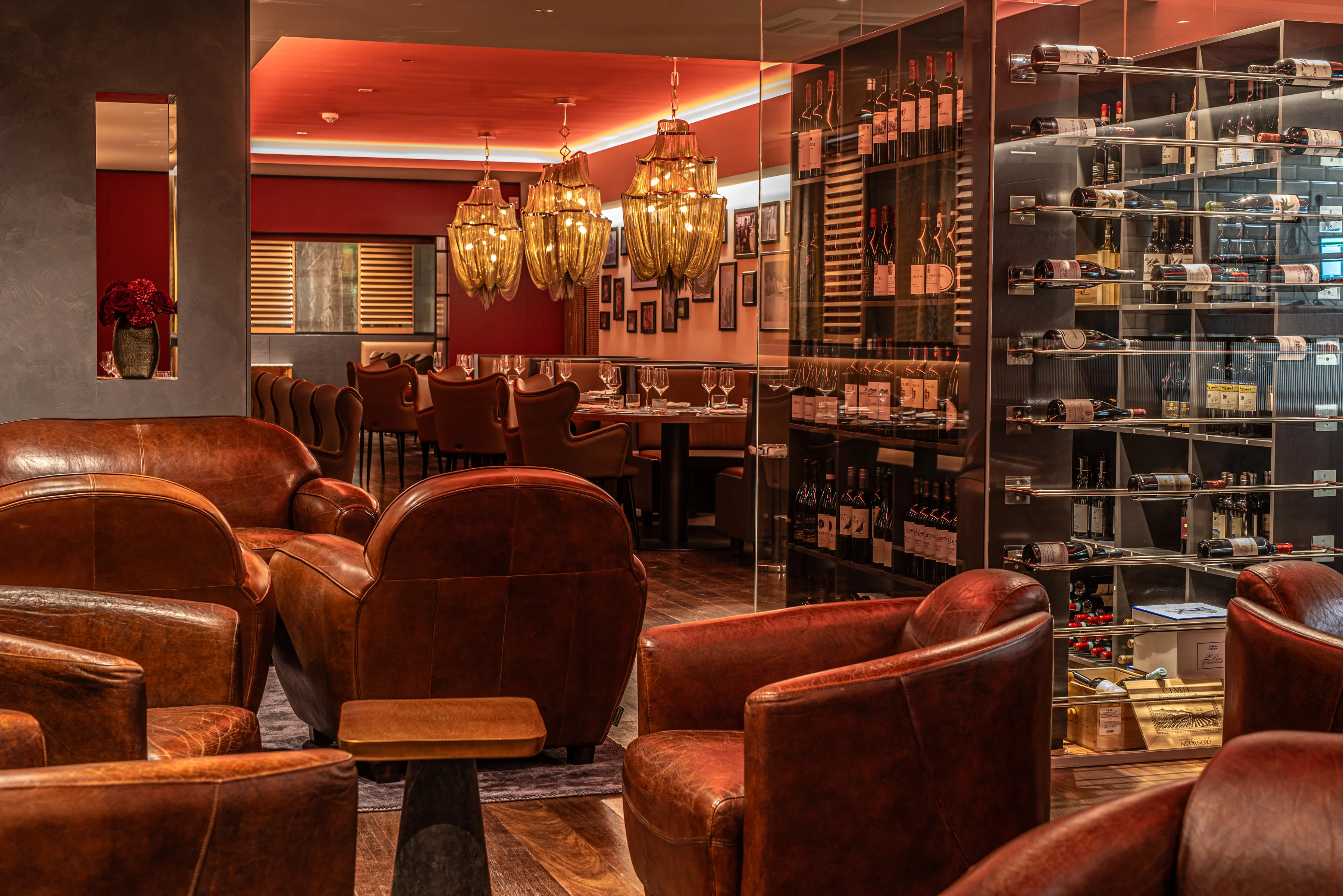 Foto von <a href="https://unsplash.com/de/@martzzl?utm_content=creditCopyText&utm_medium=referral&utm_source=unsplash">Marcel Strauß</a> auf <a href="https://unsplash.com/de/fotos/menschen-die-tagsuber-auf-der-strasse-in-der-nahe-des-weissen-betongebaudes-spazieren-gehen-scRAqYkxxqw?utm_content=creditCopyText&utm_medium=referral&utm_source=unsplash">Unsplash</a>