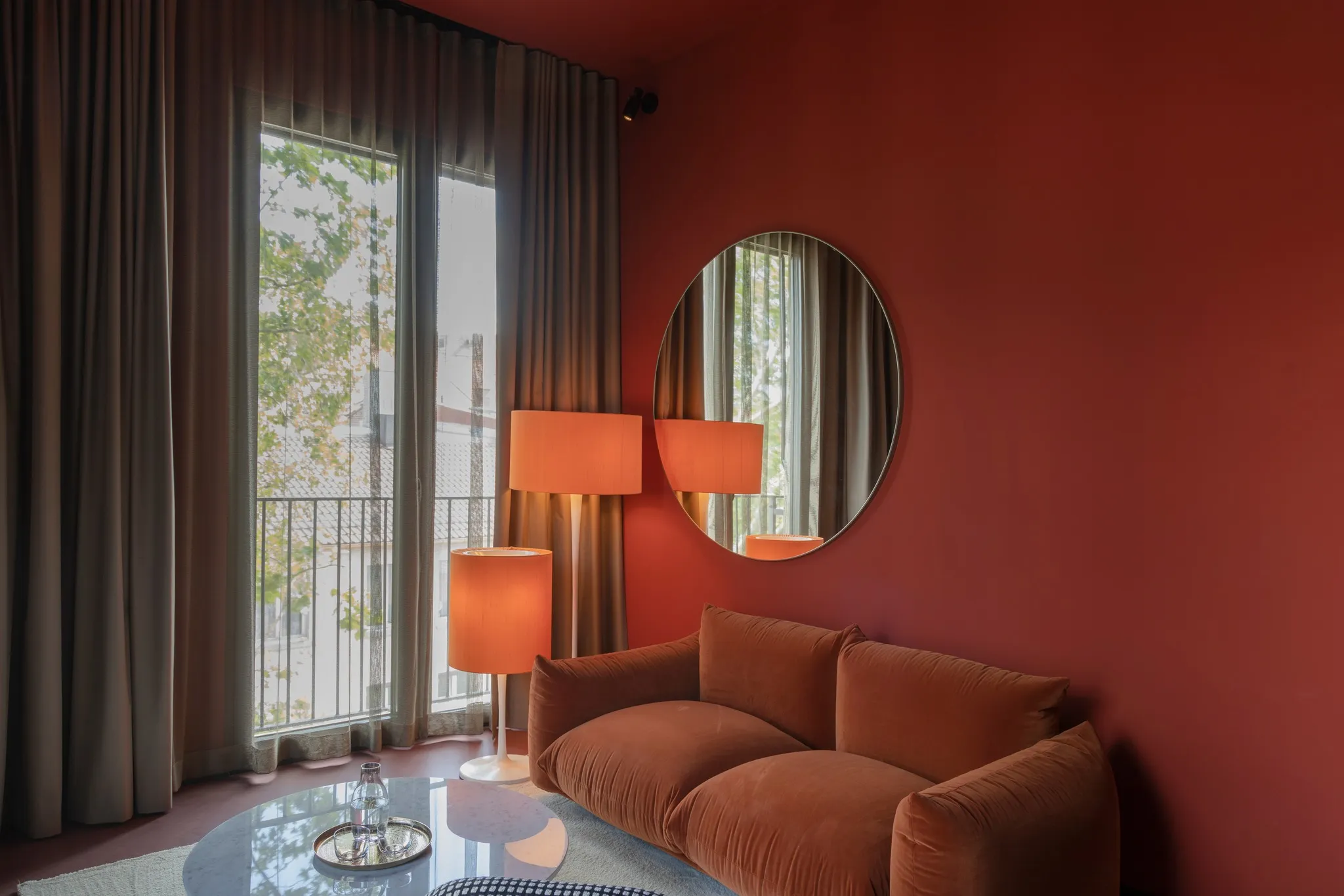 Hotelzimmer mit orangenem Sofa