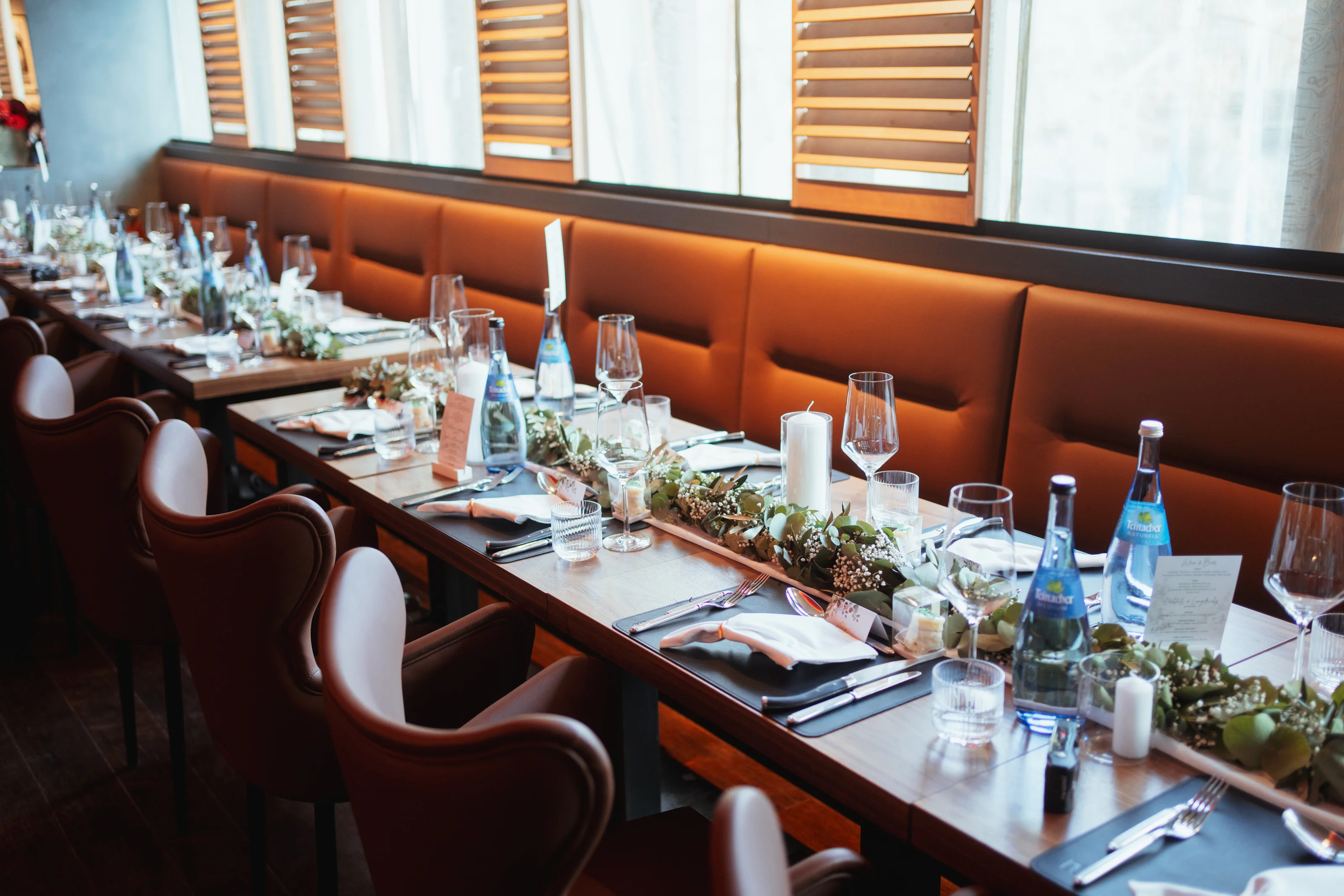 festlich geschmückter Tisch mit Blumenarrangements