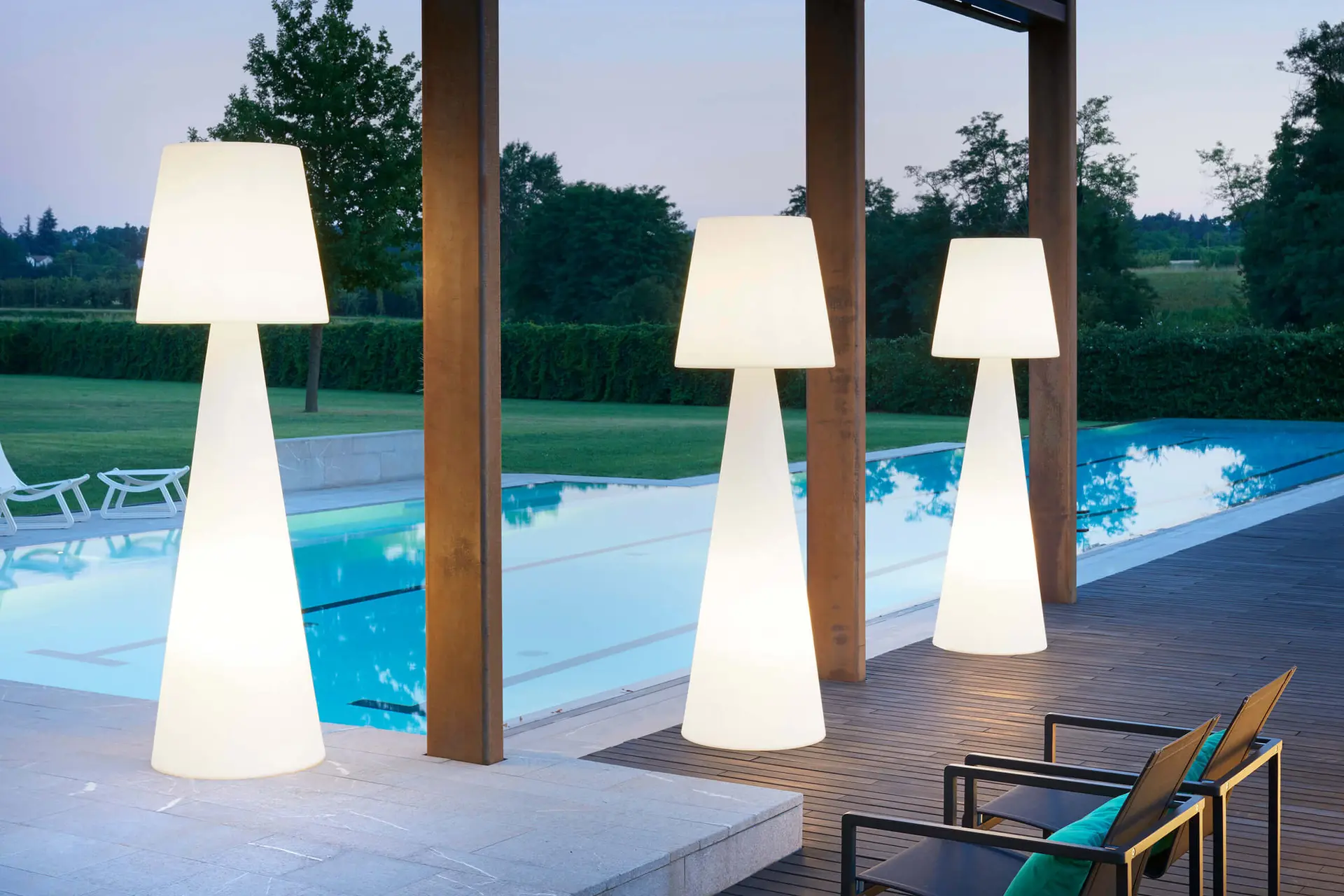 Pivot outdoor floor lamp