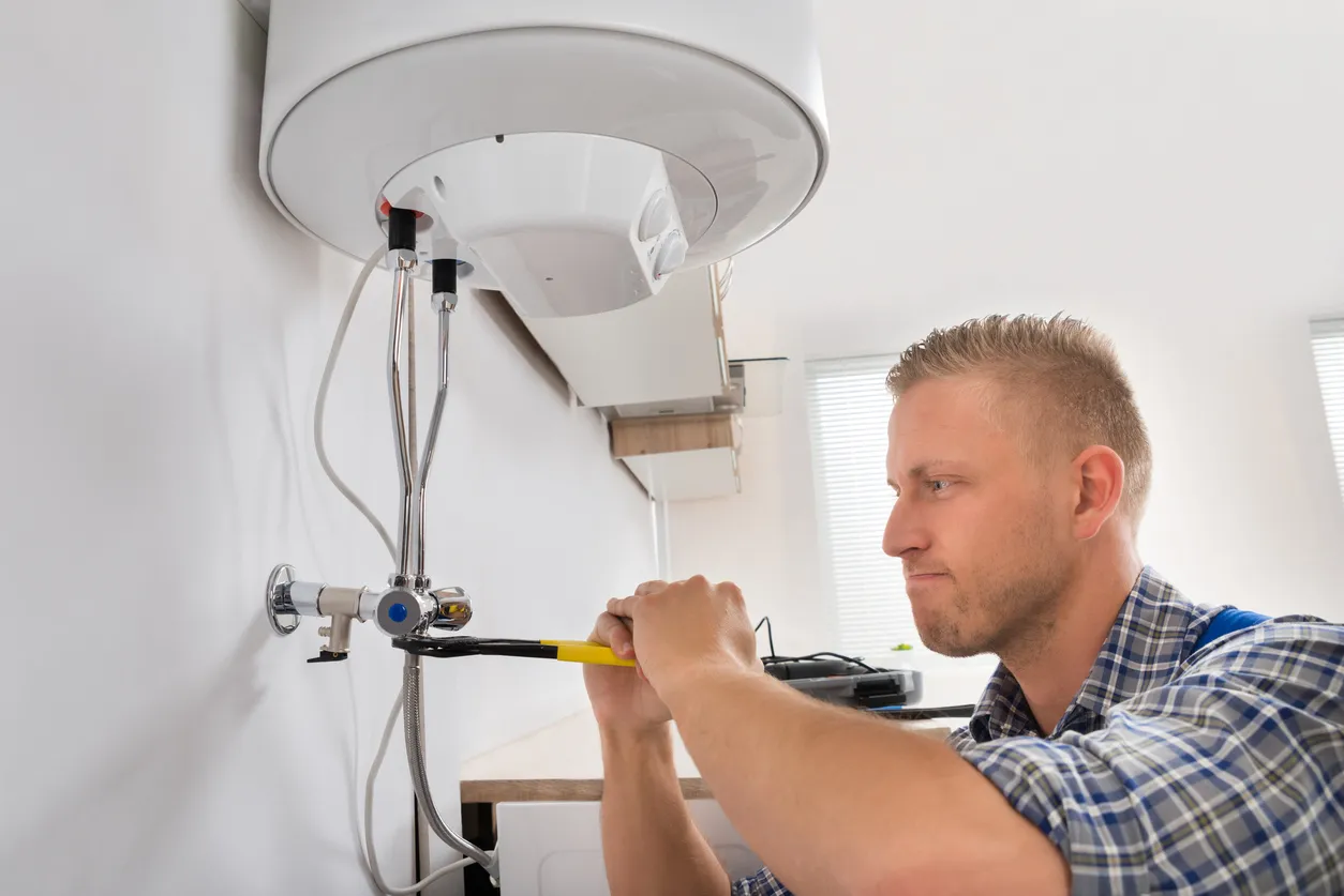 Calentador de agua de estilo tradicional instalado en un hogar