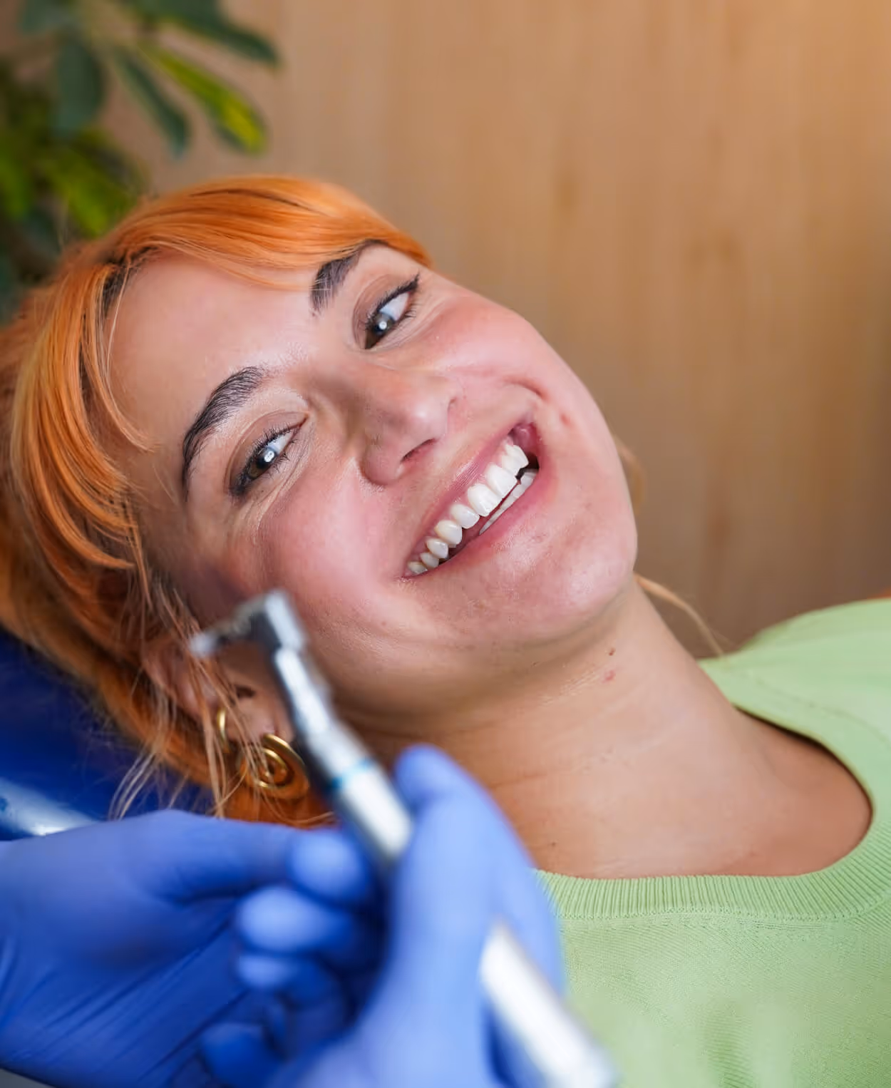 Dentistas en CDMX realizando tratamiento de canal con tecnología moderna en Roma Sur