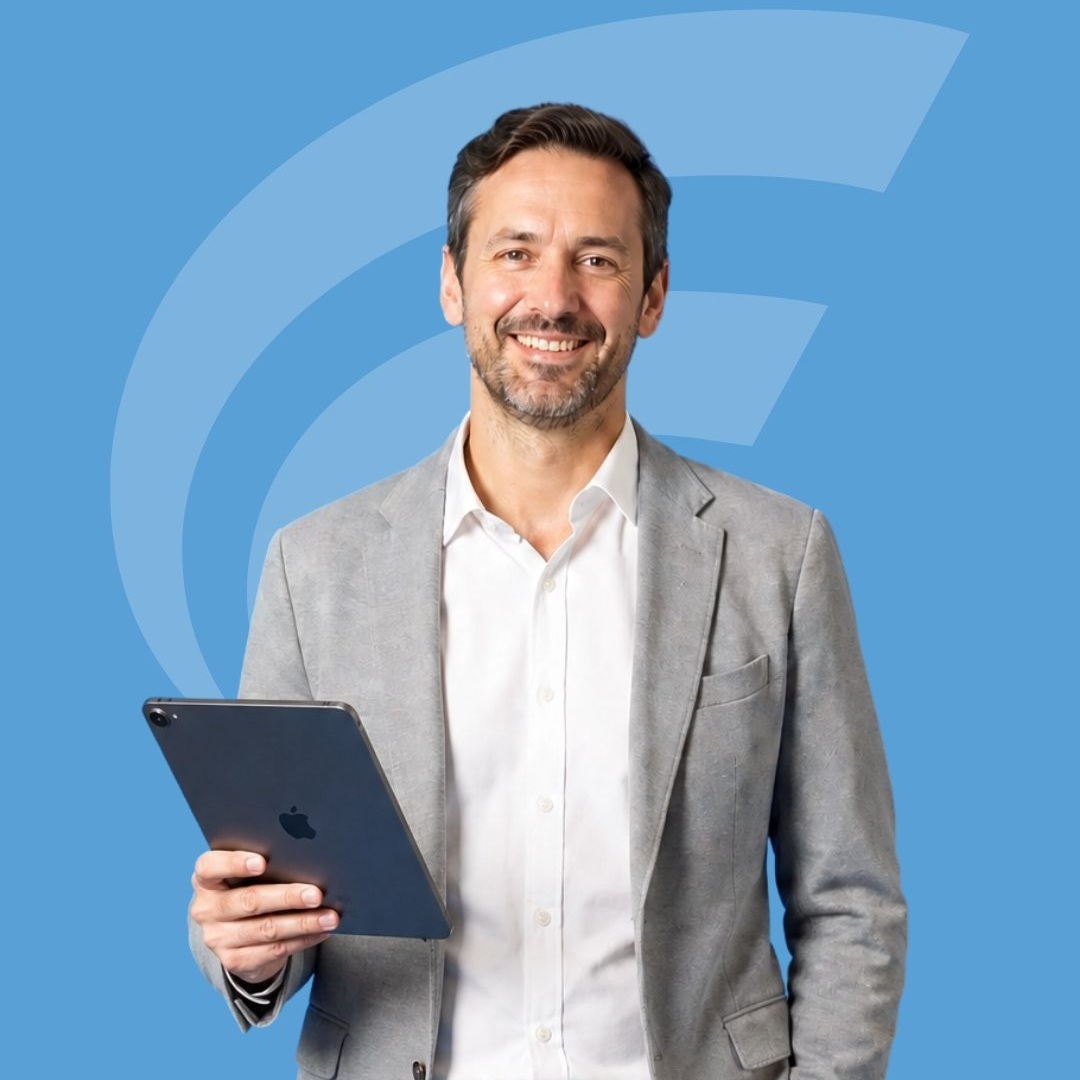 Un homme d'affaires tenant un iPad et souriant