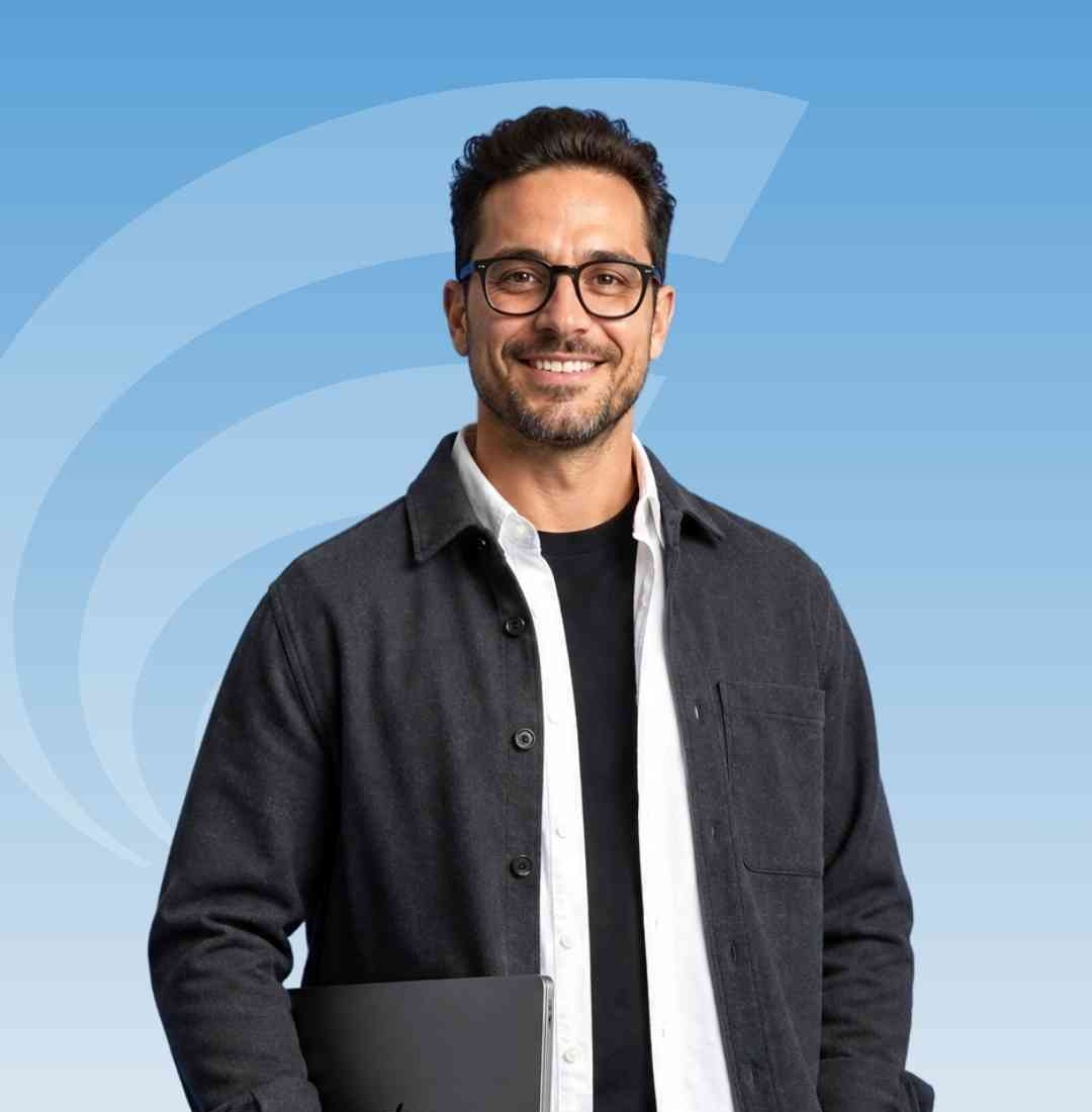 Un homme d'affaires tenant un iPad et souriant