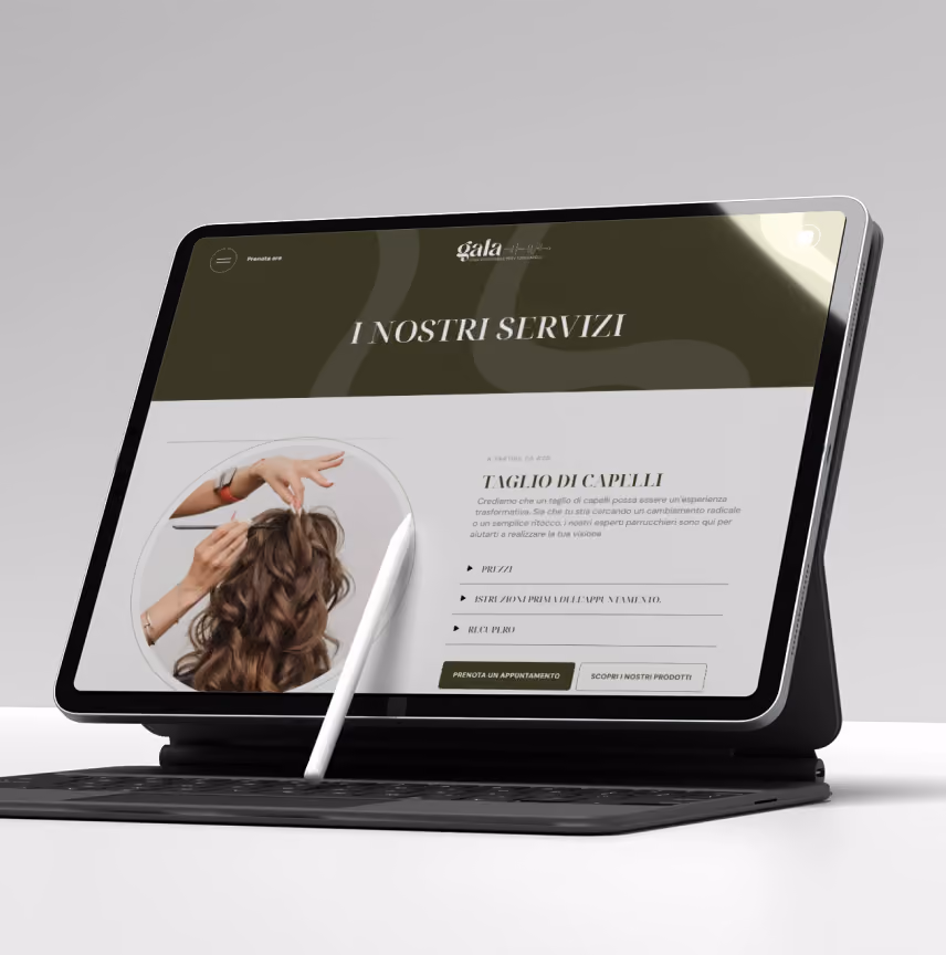 Un mockup fotografico angolato di un iPad Pro con una tastiera Smart Keyboard Folio nera. Lo schermo visualizza la pagina "I NOSTRI SERVIZI" del sito web del salone Gala Rovigo