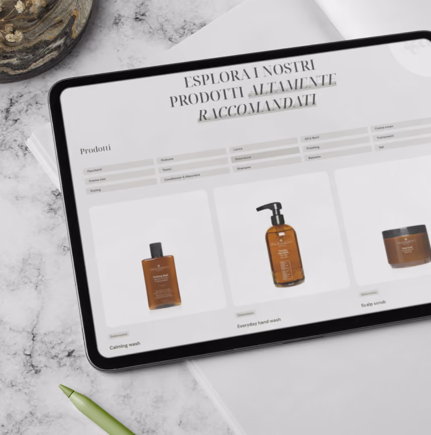 Un mockup ravvicinato e angolato di un tablet iPad Pro su un vassoio di marmo venato. Lo schermo visualizza una pagina di catalogo web dal titolo "ESPLORA I NOSTRI PRODOTTI ALTAMENTE RACCOMANDATI del sito web salonegala.it
