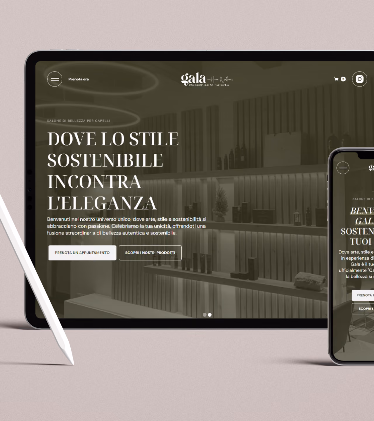 Vista frontale di un tablet e uno smartphone affiancati con pennino grafico, che illustra il design responsive dell'homepage del sito web Gala.
