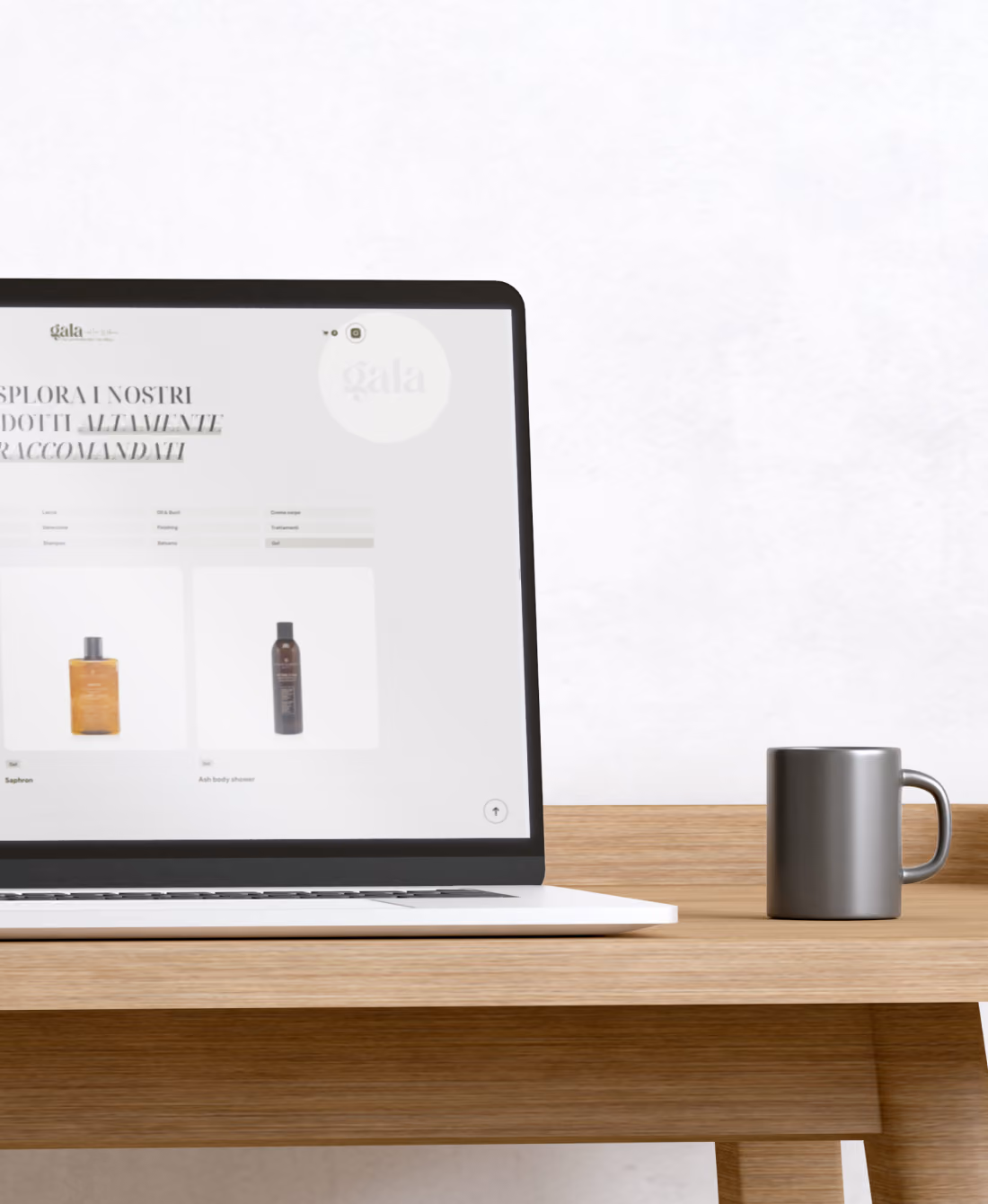 Mockup di un laptop su scrivania in legno che mostra la pagina prodotti del sito web Gala.