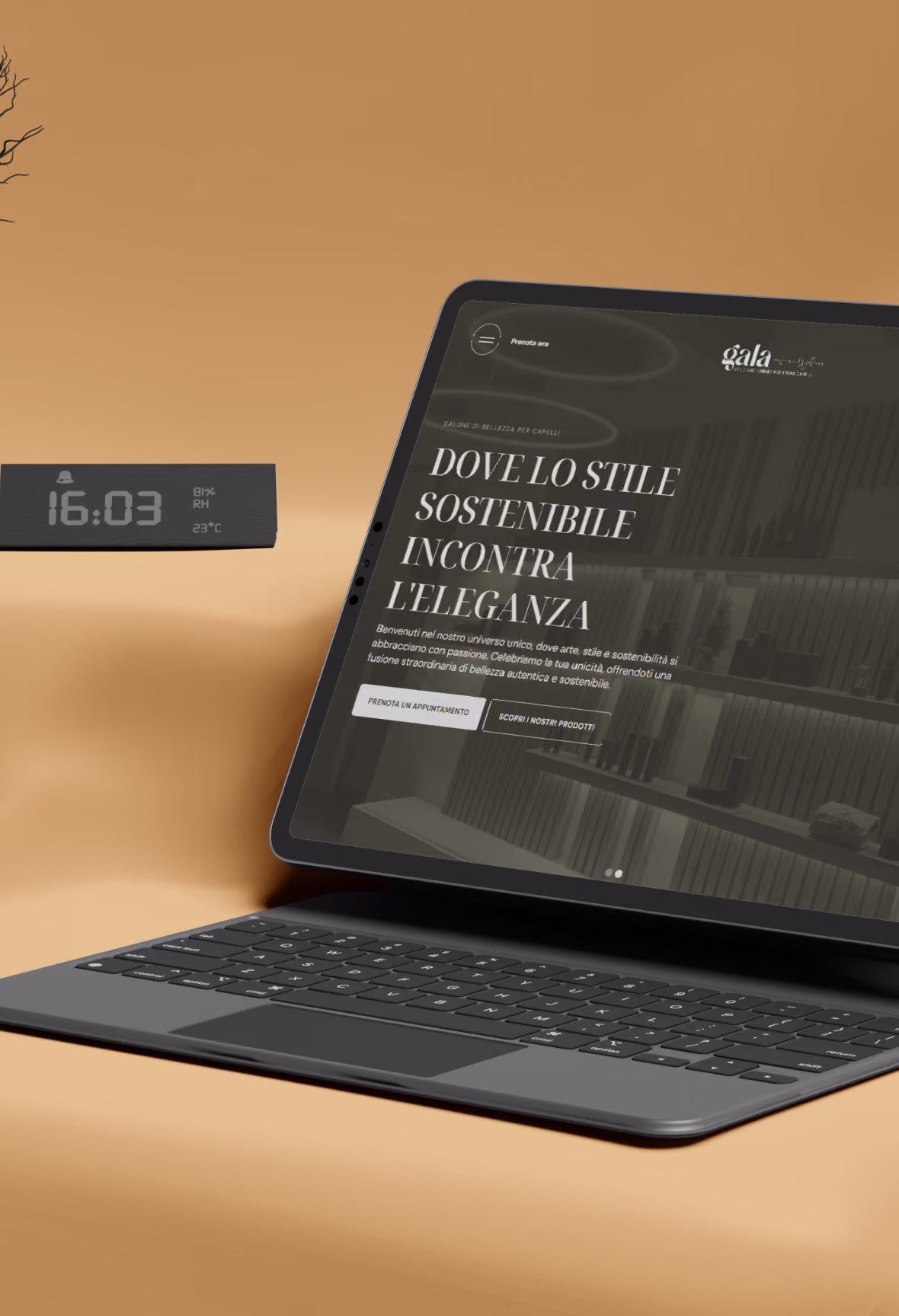 Mockup su tablet con tastiera che mostra l'homepage del sito web per il salone di bellezza Gala