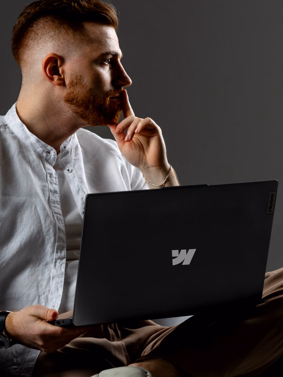 Copertina blog con la domanda 'Quanto costa davvero un sito Webflow nel 2025?', design minimal ed elegante