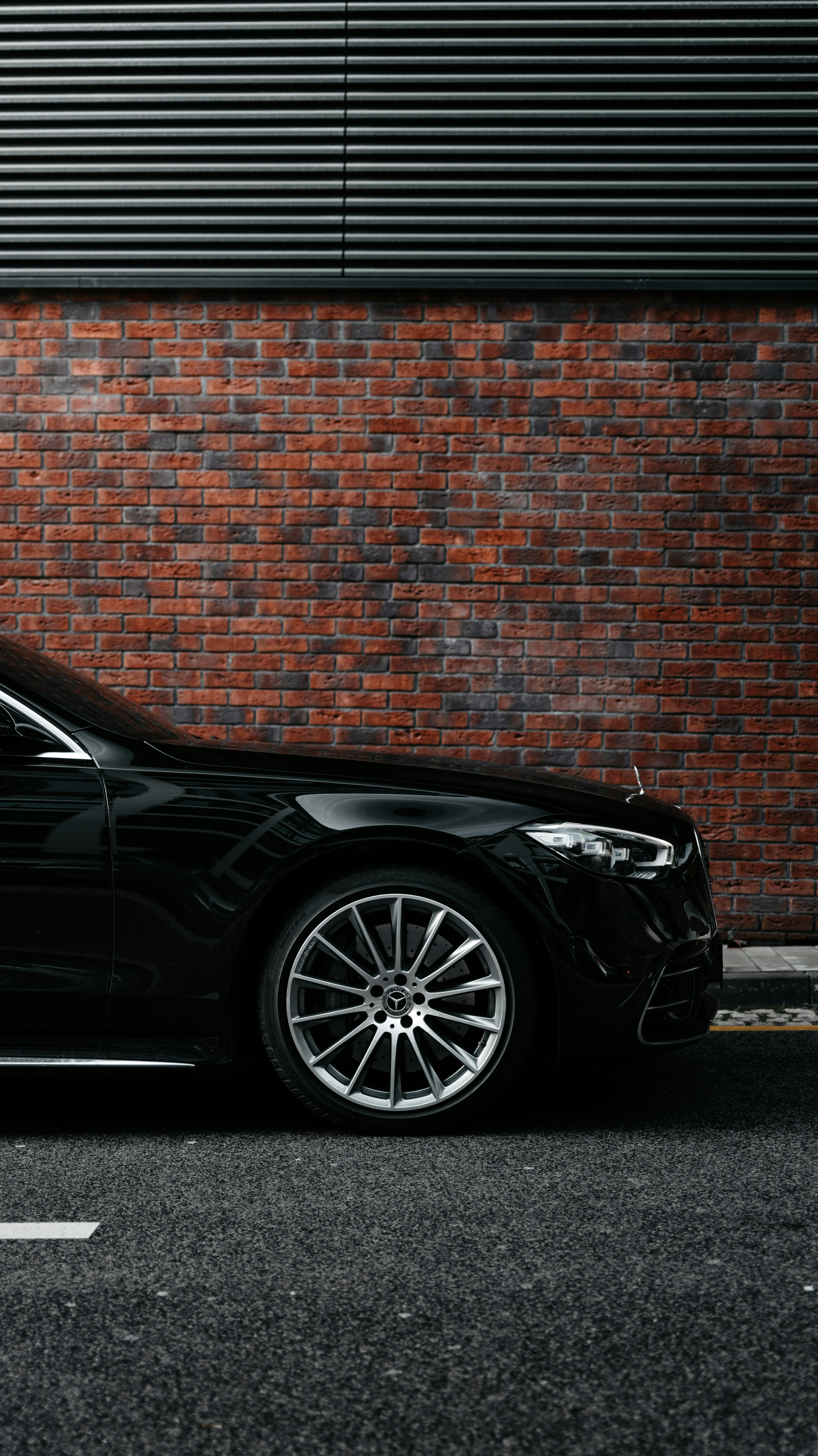 Black Mercedes-Benz S-Class luxury sedan parked in a modern driveway – premium chauffeur car for executive travel and airport transfers.