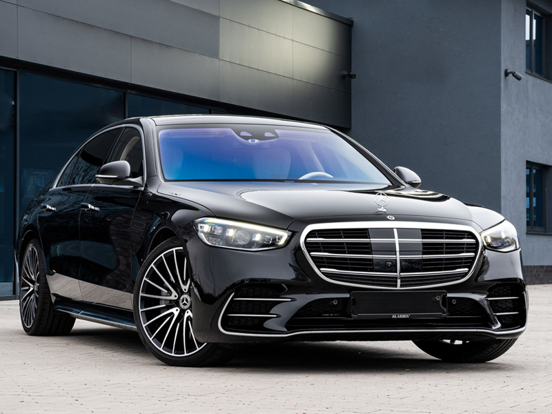 Black Mercedes-Benz S-Class luxury sedan parked in a modern driveway – premium chauffeur car for executive travel and airport transfers.
