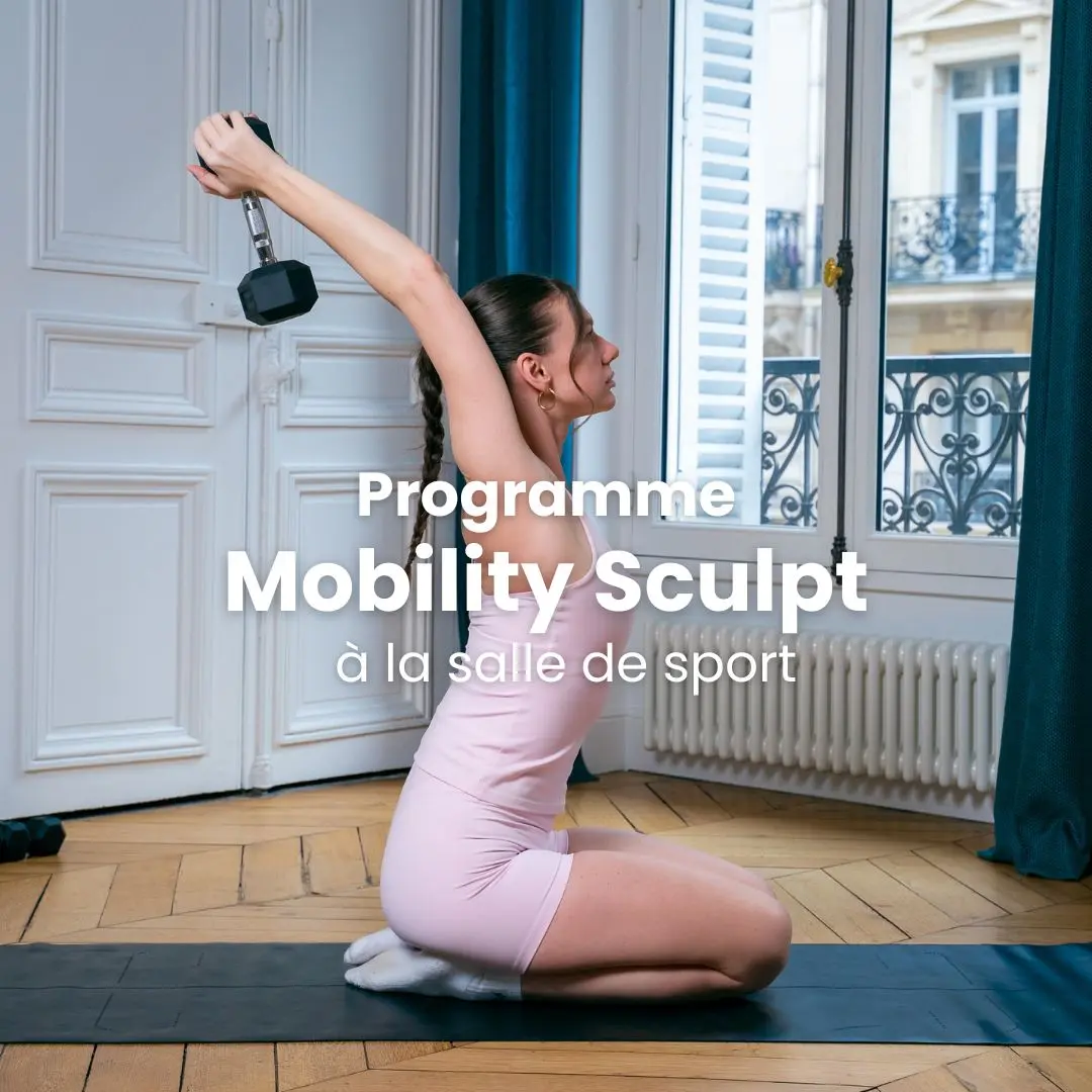 Cynthia en tenue de sport réalisant un exercice de souplesse sur le côté pour illustrer le programme Strong & Flexible.