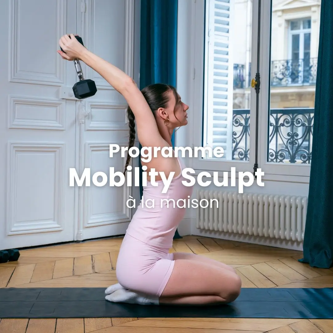 Cynthia en tenue de sport réalisant un exercice de souplesse sur le côté pour illustrer le programme Strong & Flexible.