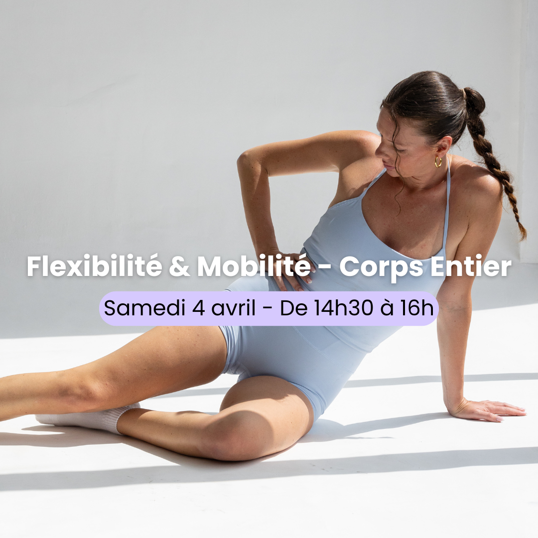 Cynthia en tenue de sport exécutant un exercice de souplesse, illustrant le programme Corps Souple.