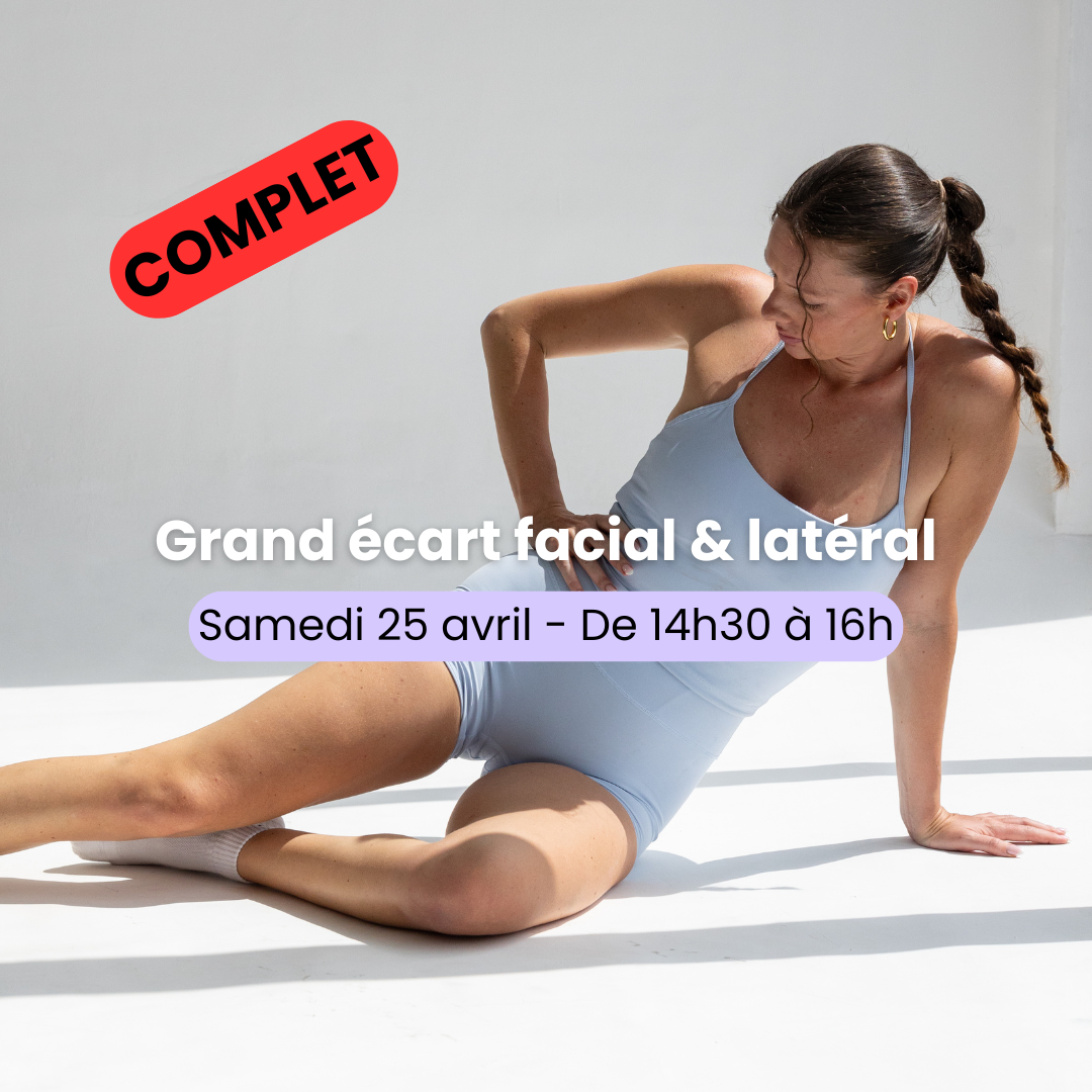 Cynthia en tenue de sport réalisant un exercice de souplesse sur le côté pour illustrer le programme Strong & Flexible.