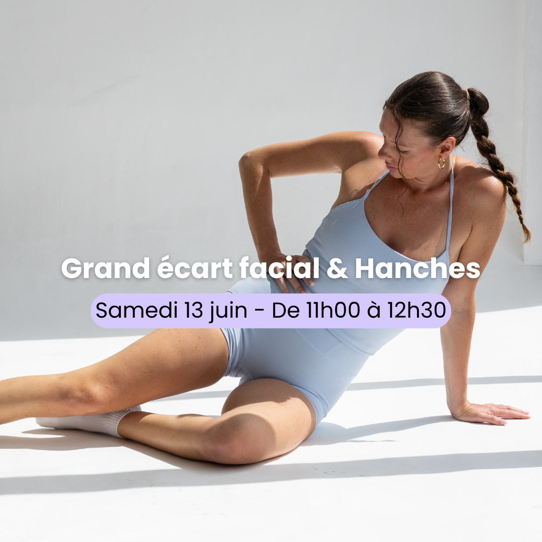 Cynthia en tenue de sport réalisant un grand écart facial, représentant le programme Grand Écart Facial.