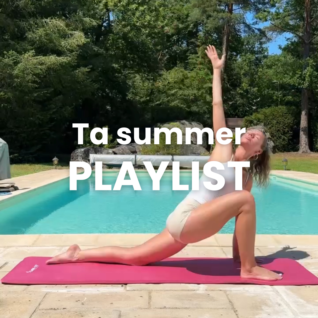 Cynthia assise au sol en tenue de sport avec des haltères à ses côtés, prête pour une séance d'entraînement.