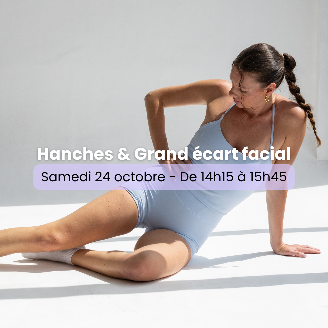 Cynthia en tenue de sport réalisant un grand écart facial, représentant le programme Grand Écart Facial.