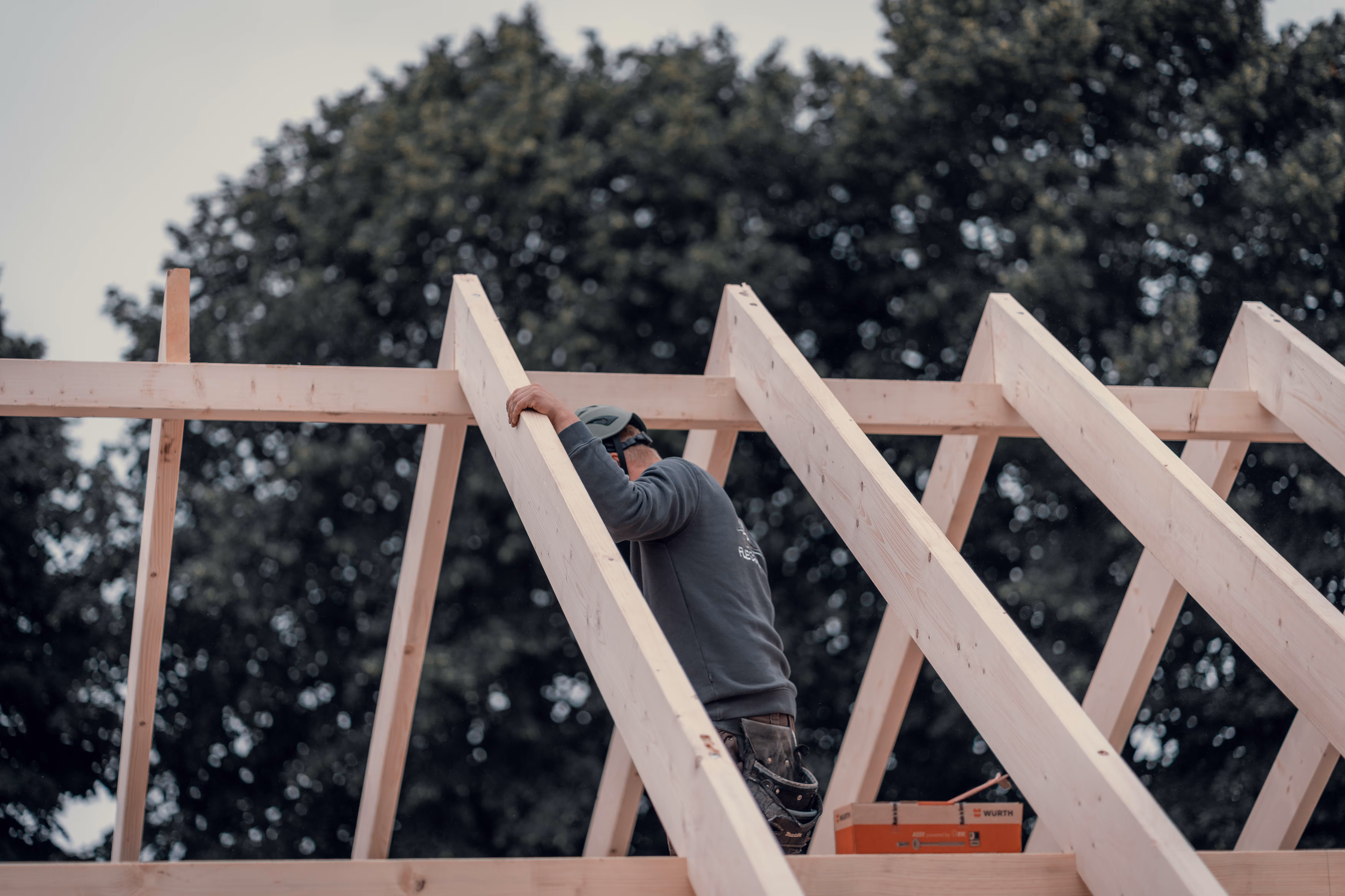 Zimmermann bei der Dachkonstruktion | Qualität und Expertise im Holzbau