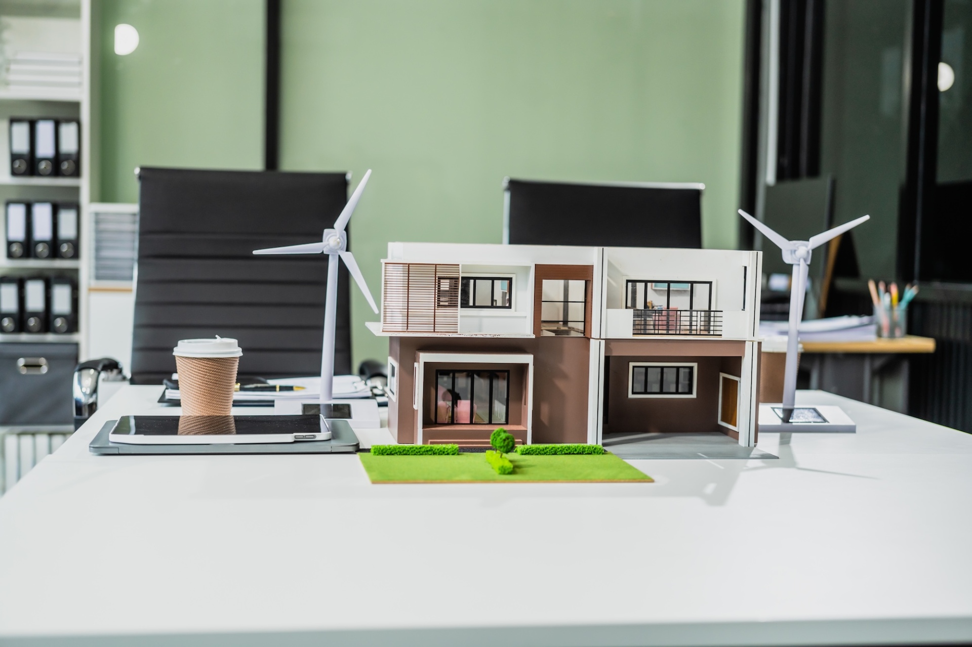 Escritorio de ingeniero con maqueta de viviendas con eficiencia energética